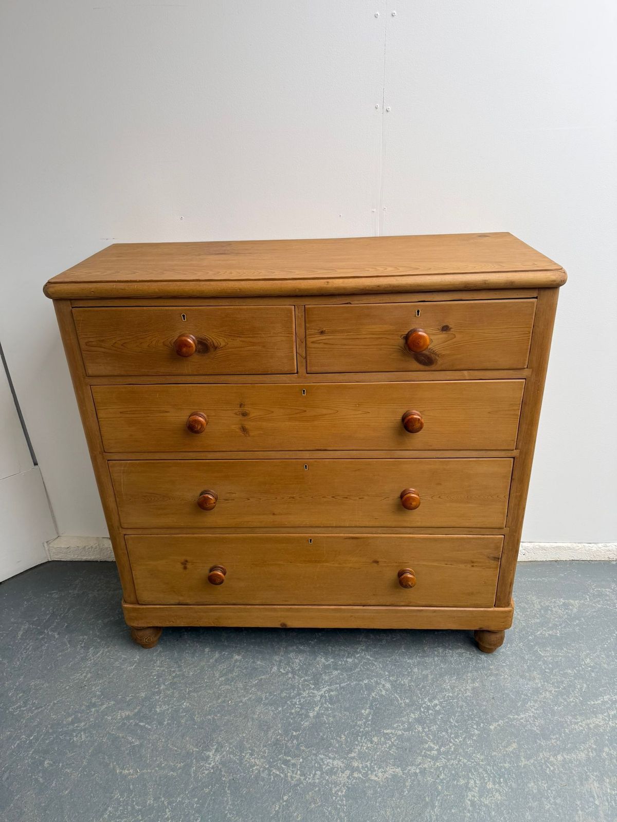 A Very Large Classic English Antique Pine 5 Drawer Waxed Chest Of Drawers photo for sale