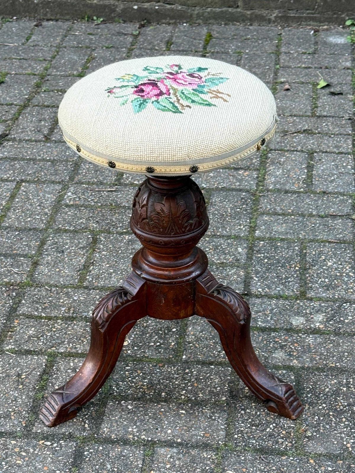 photo vinterior Antique Victorian Carved Piano Or Accent Stool – Adjustable Wooden Stool With Needlepoint Floral Seat