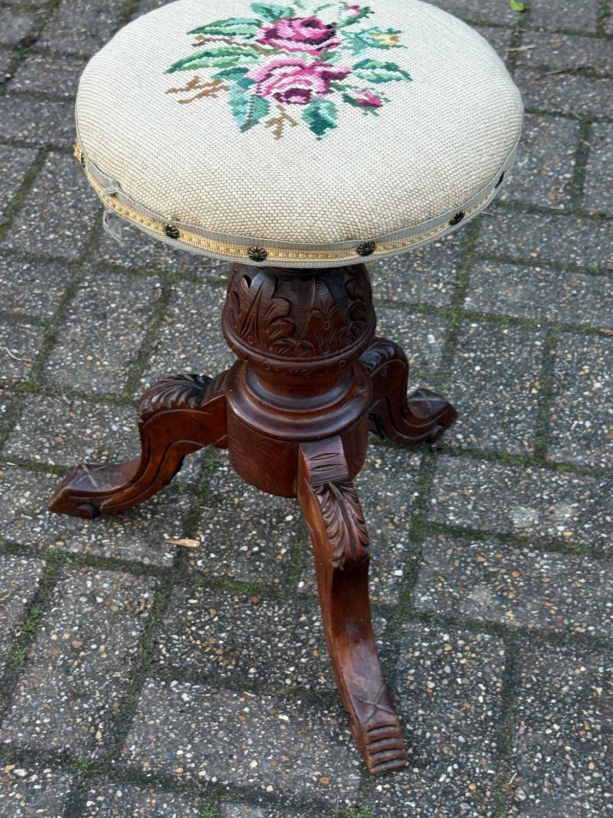 photo vintage Antique Victorian Carved Piano Or Accent Stool – Adjustable Wooden Stool With Needlepoint Floral Seat