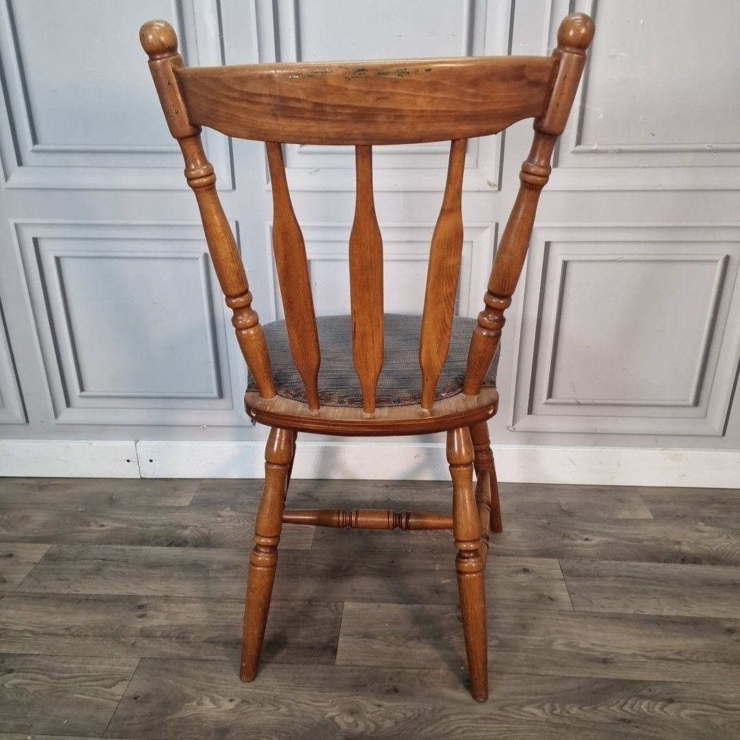 photo vintage Vintage Farmhouse Dining Chair – Spindle Back Upholstered Pub Seat Solid Wood