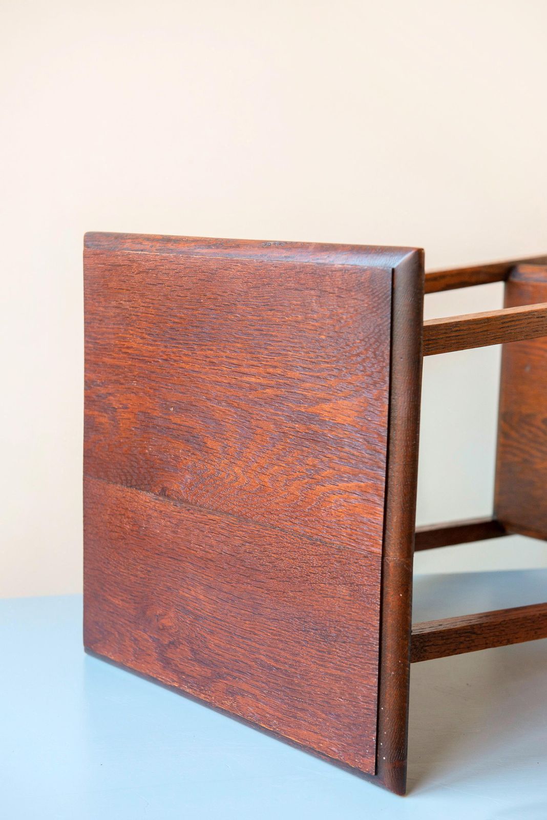 photo furniture Art Deco Bijzettafel   Massief Eiken Plantentafel Met Twee Niveaus   Hoge Vintage Nederlandse Accenttafel
