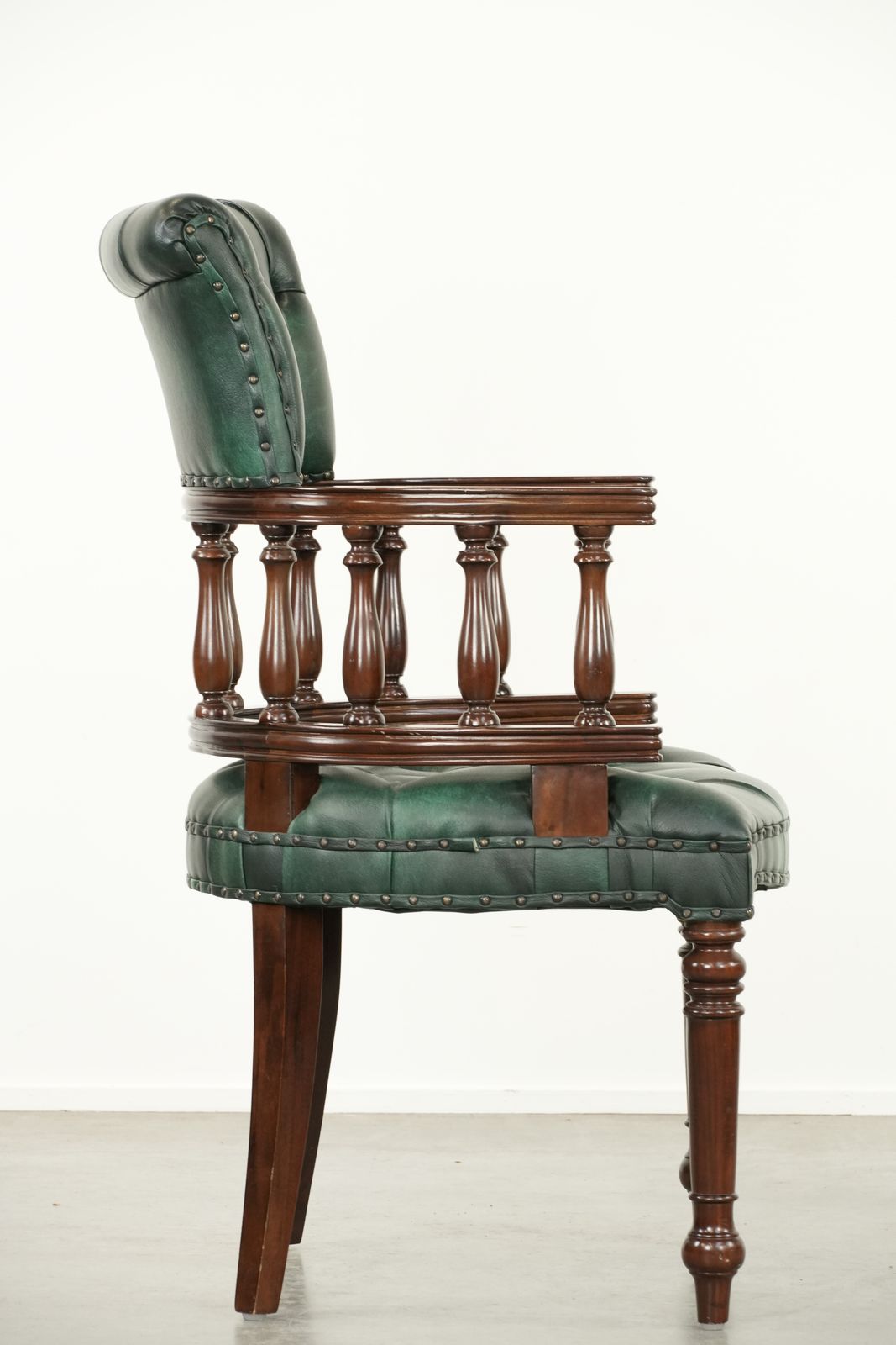 Klassieke Groene Chesterfield Bureaustoel / Bijzetstoel In Gevlamd Rundleer photo for sale