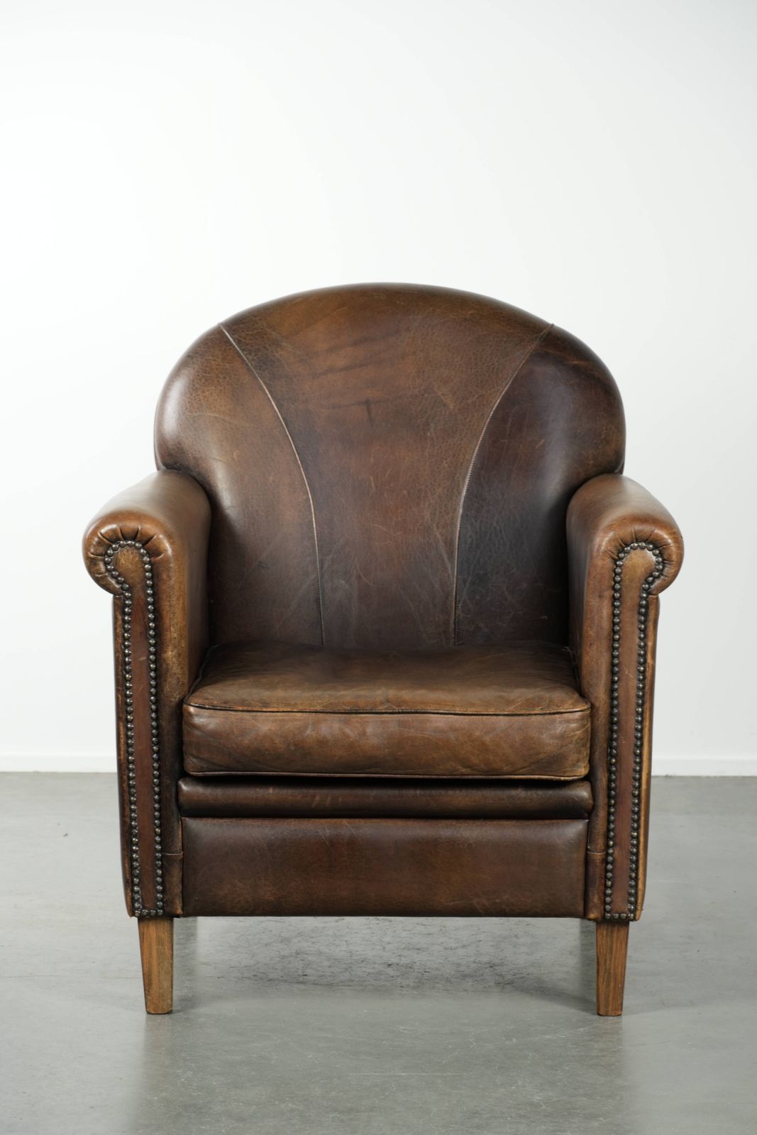 Tijdloze Fauteuil Van Schapenleer Met Karaktervolle Patina photo furniture