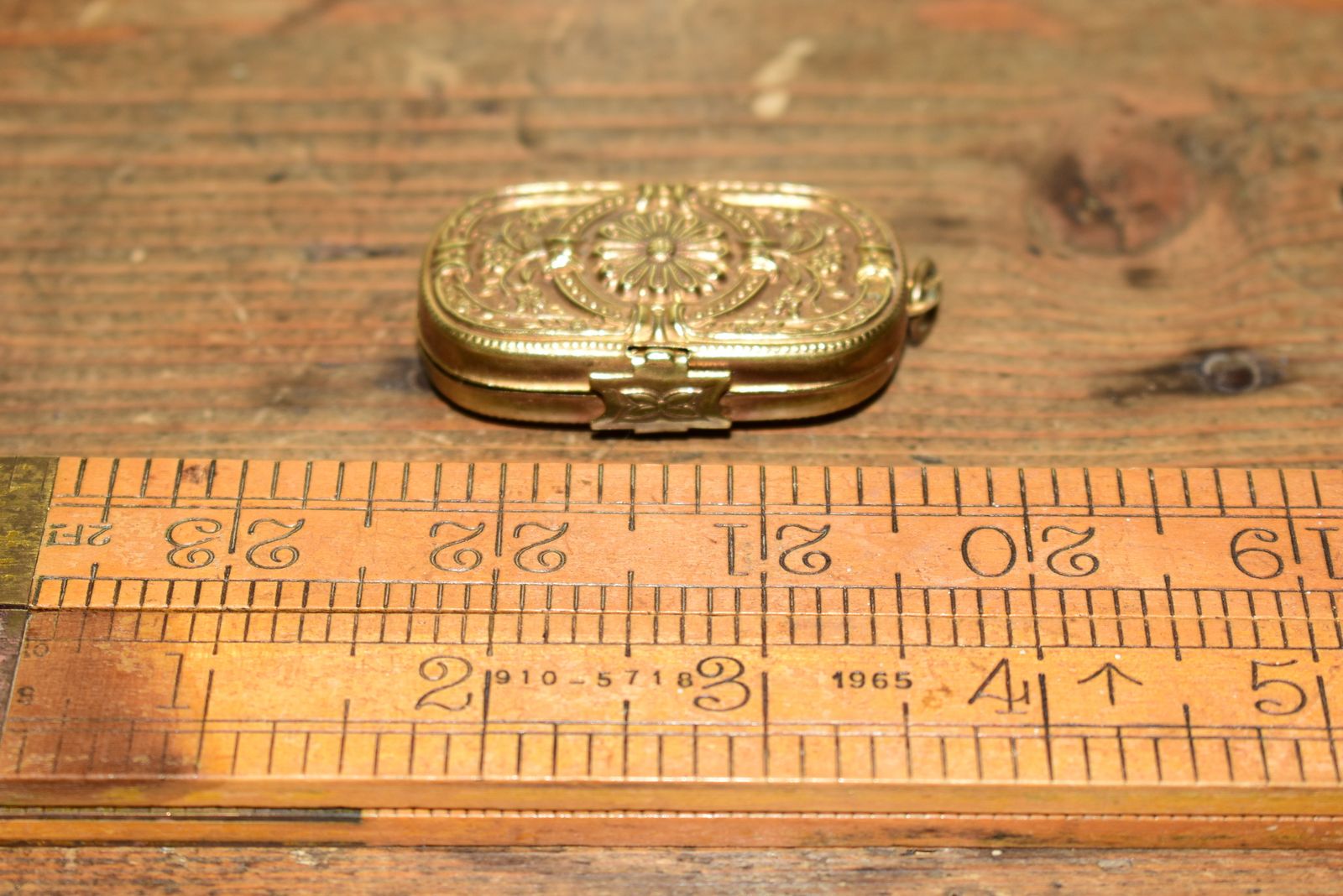 Victorian Avery's Quadruple Accordion Needle Case   Rare Four Part Etui With Original Set Of Sized Needles 1872 photo furniture