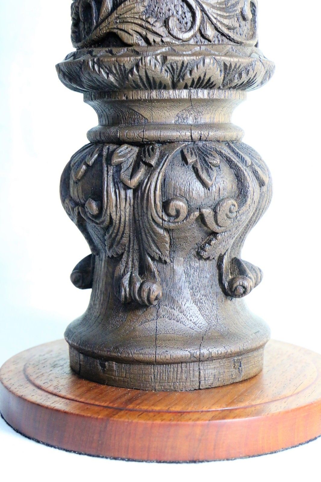 photo vintage Table Lamp Antique Wooden Oak Table Lamp Late 19th C. Art Nouveau Finely Carved