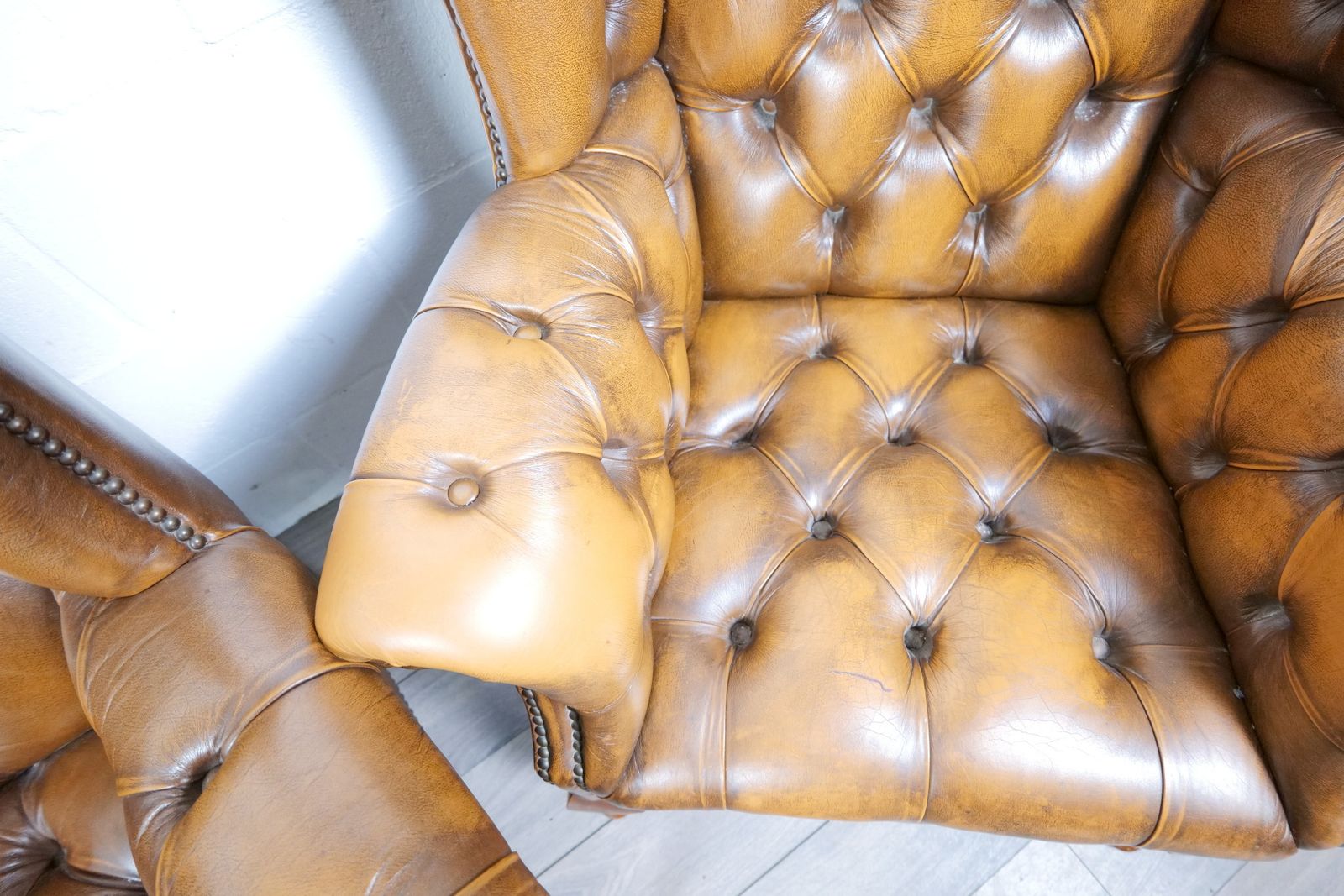 photo vintage Chesterfield Queen Anne 4 Piece Leather Suite Cigar Brown