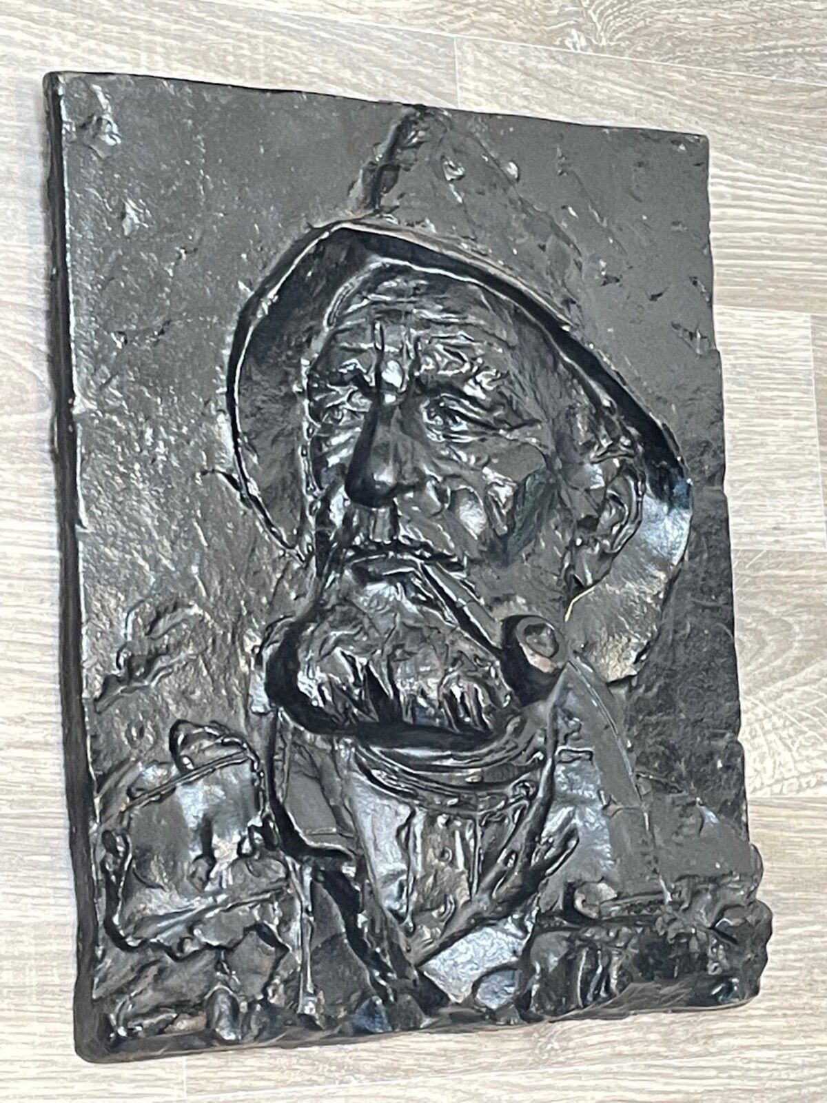 Antiek Engels gietijzeren wandrelief, visserman of zeekaptein met pijp photo for sale