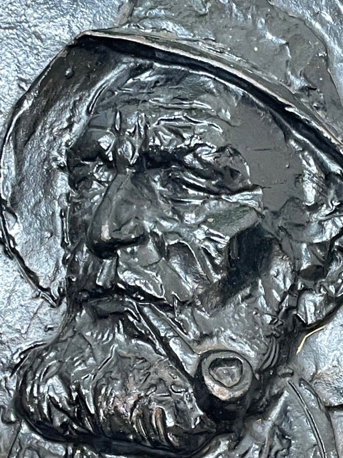 Antiek Engels gietijzeren wandrelief, visserman of zeekaptein met pijp photo Kunst