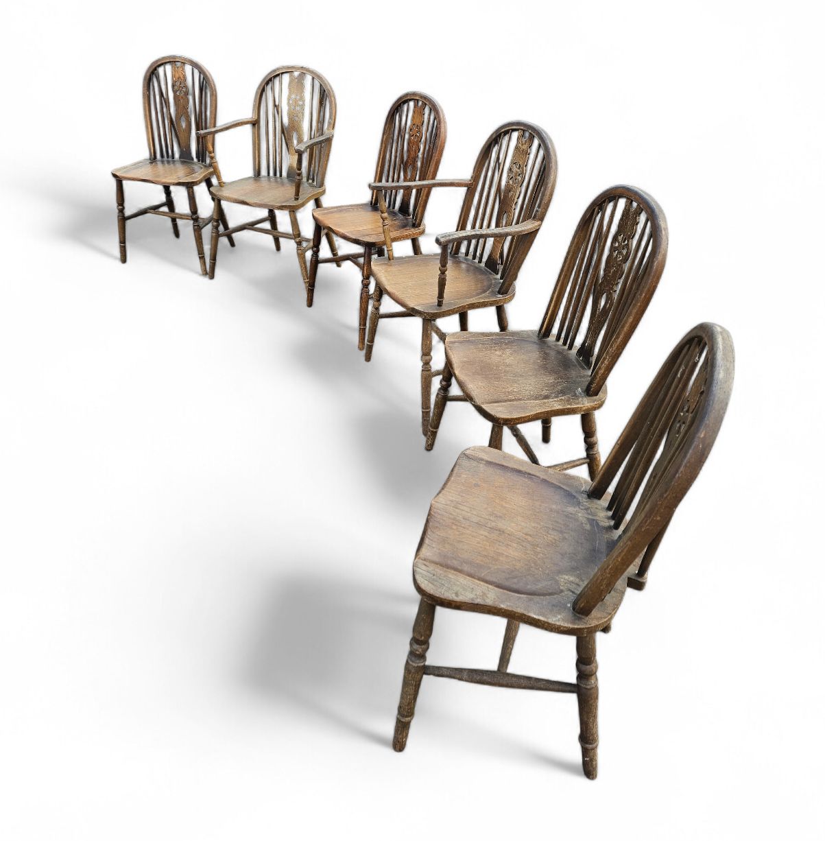 photo vinterior A Bit Wearthered Windsor Wheelback Dining Set (7) By The Oirschotse Meubelindustrie 1950s