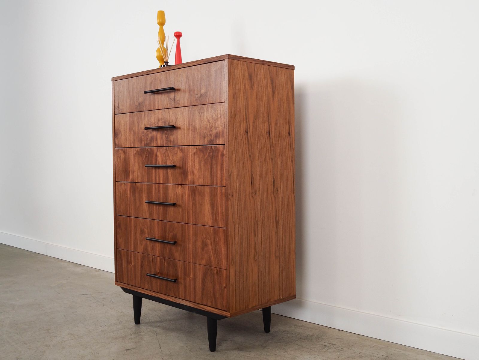 Ladekast Met Walnootfineer, Scandinavisch Design photo Meubels
