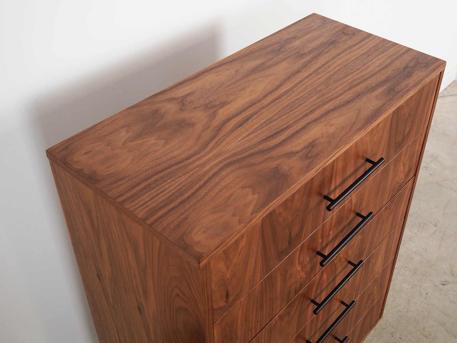 photo furniture Ladekast Met Walnootfineer, Scandinavisch Design
