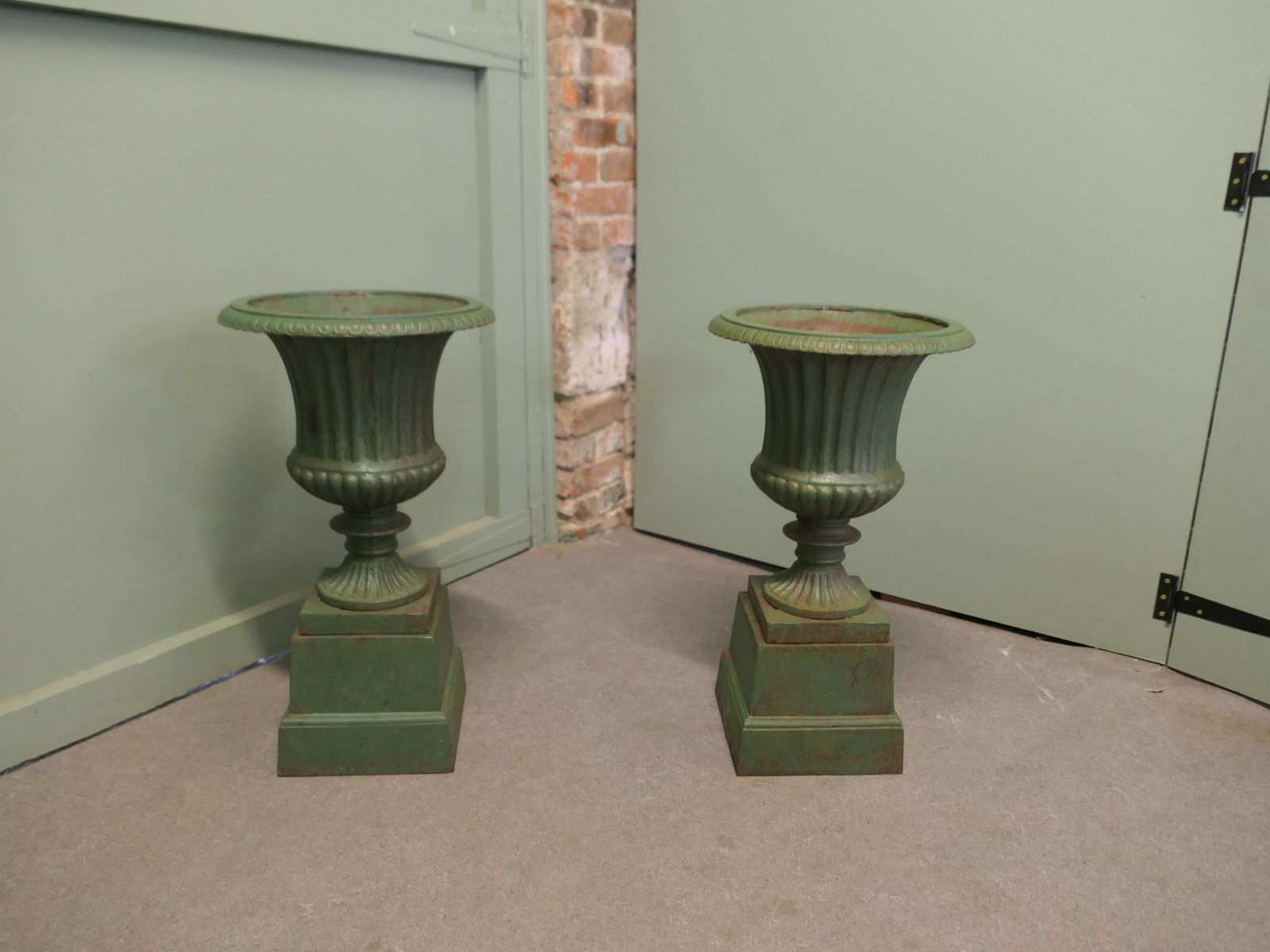 A Pair Of Cast Iron Urns, Garden Planters photo vinterior