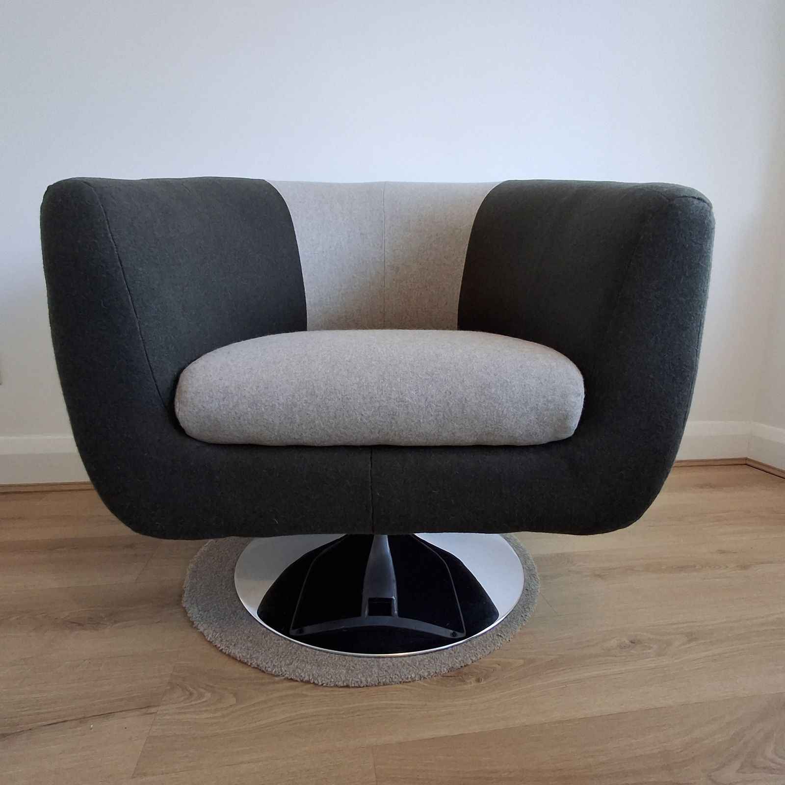 Swivel Tub Chair With 100% Wool Upholstery photo vinterior