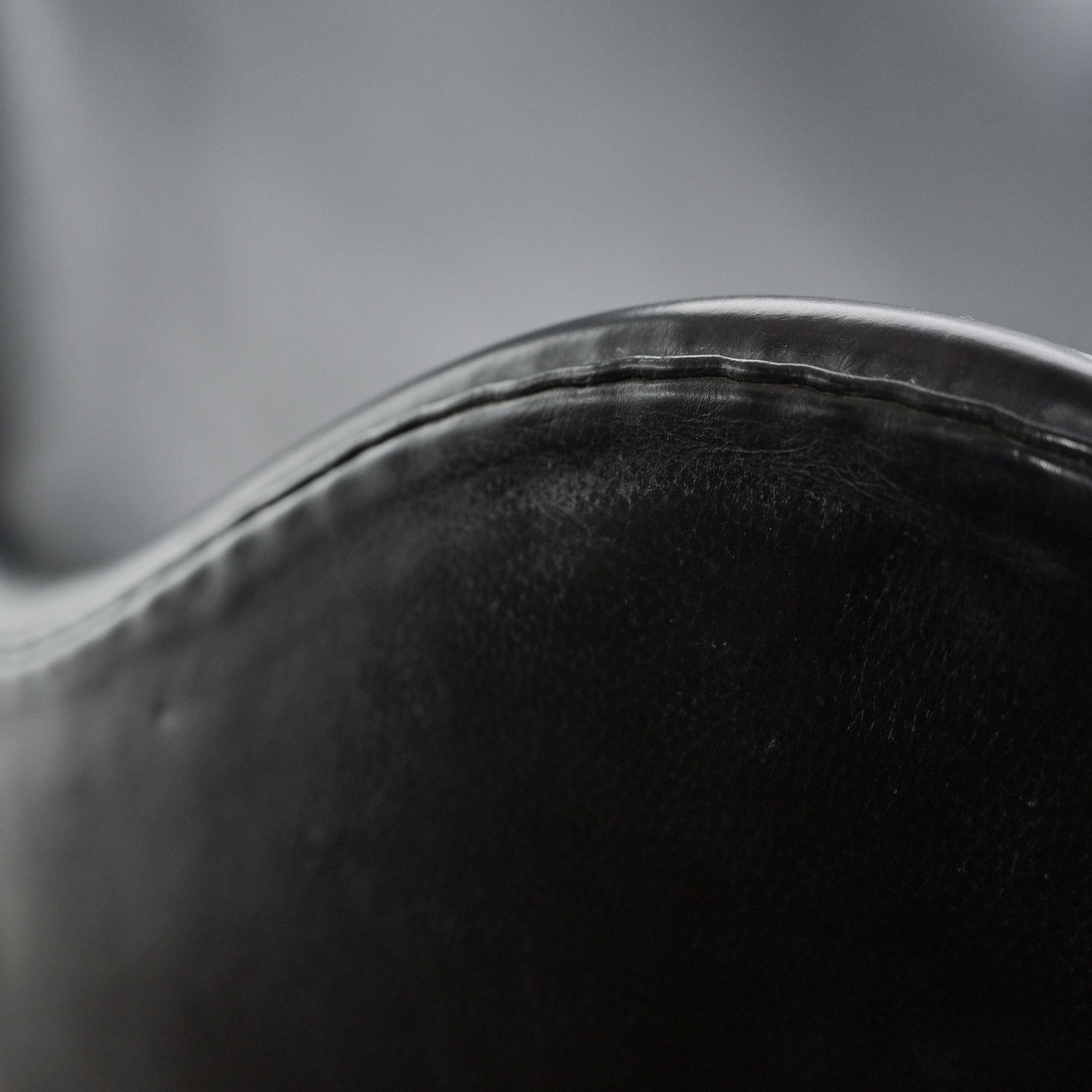 photo vintage Egg Chair With 4 Star Based Polished Aluminium Base And Adjustable Tilt Mechanism Deigned By Arne Jacobsen