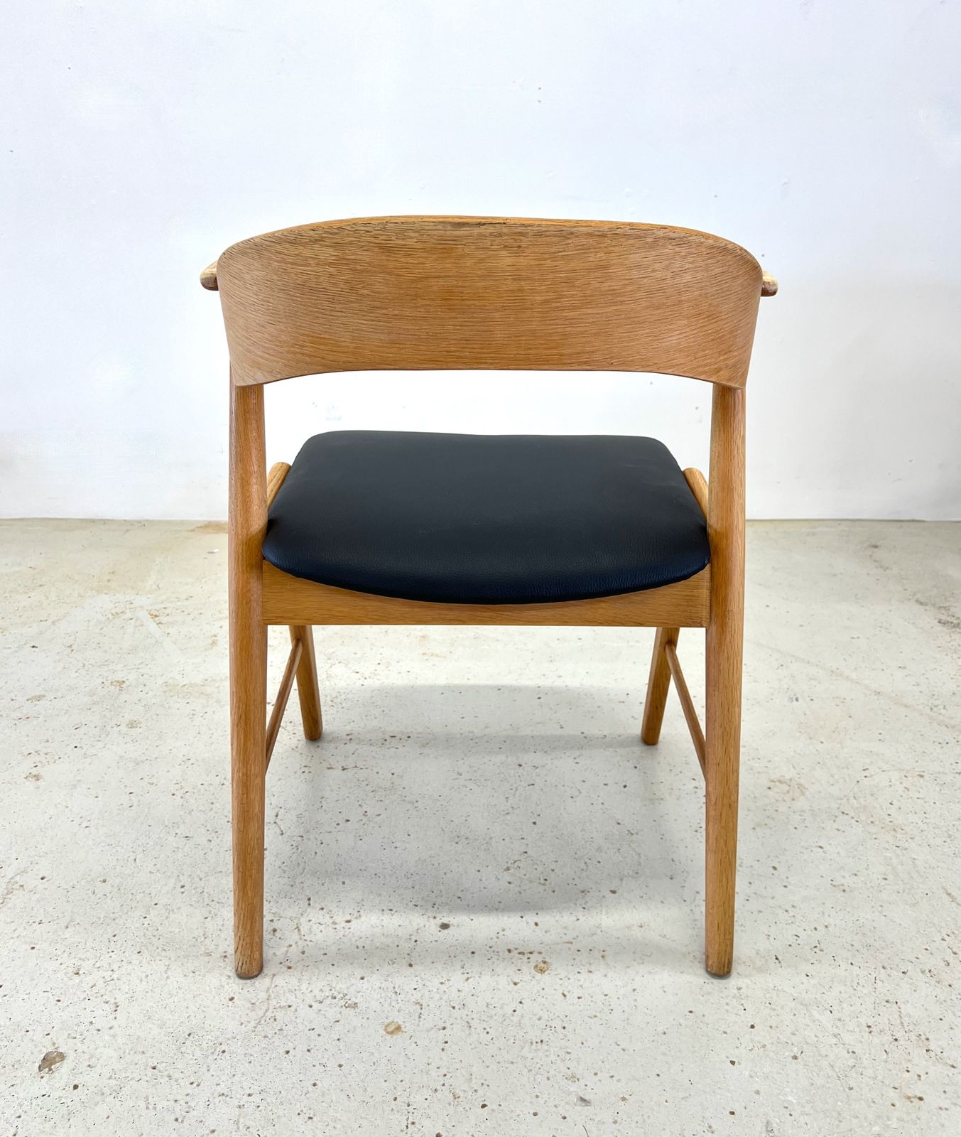 photo furniture Kai Kristiansen Model 32 Oak Dining Chair, Korup Møbelfabrik.