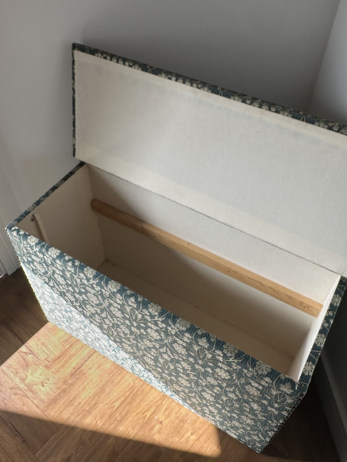 An English Window Seat Upholsteed In William Morris Style Fabric photo 280.0