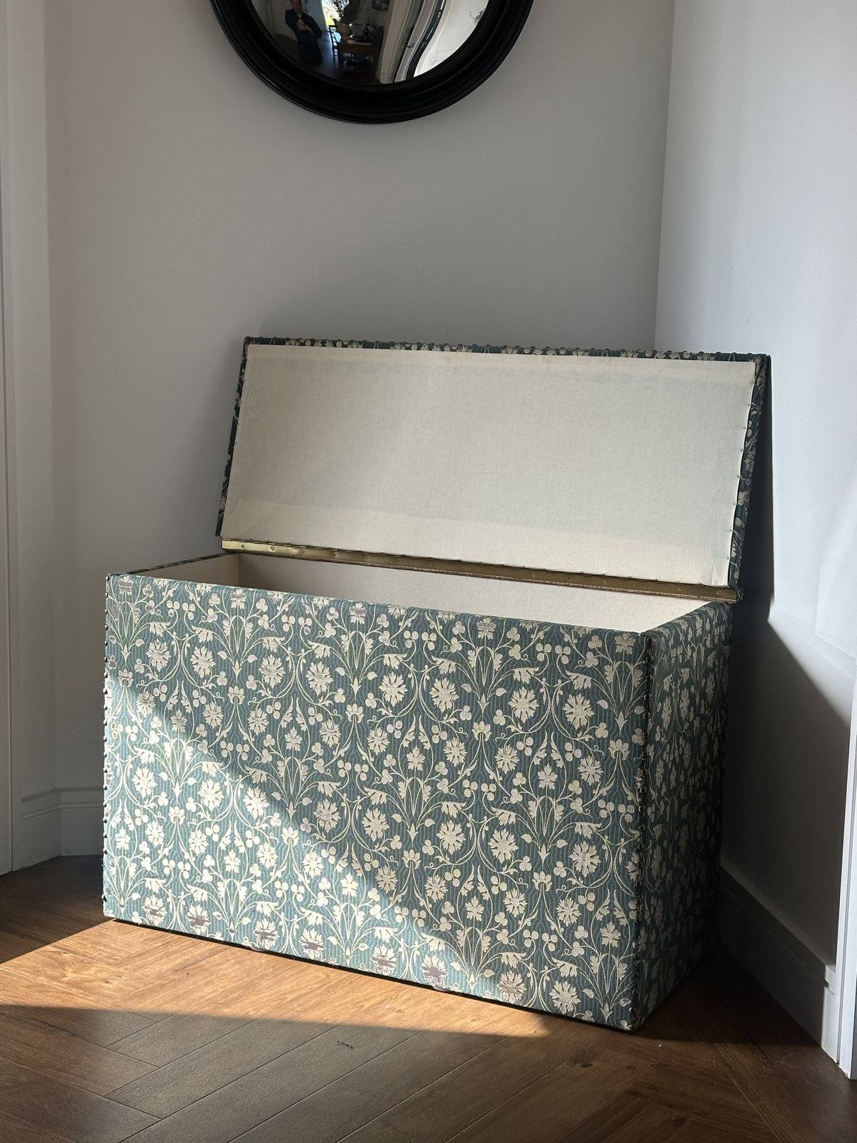 An English Window Seat Upholsteed In William Morris Style Fabric photo vinterior