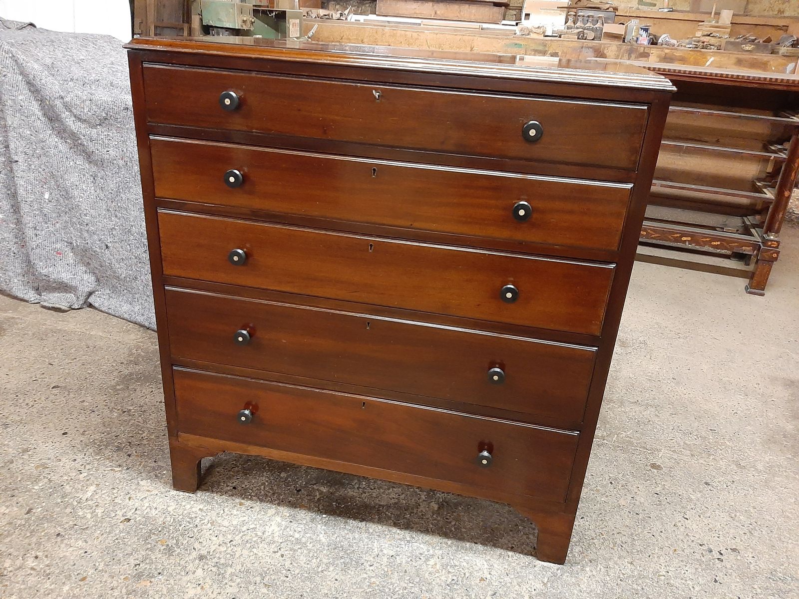 Lovely Art Deco Mahogany Chest Of Drawers In Very Good Condition