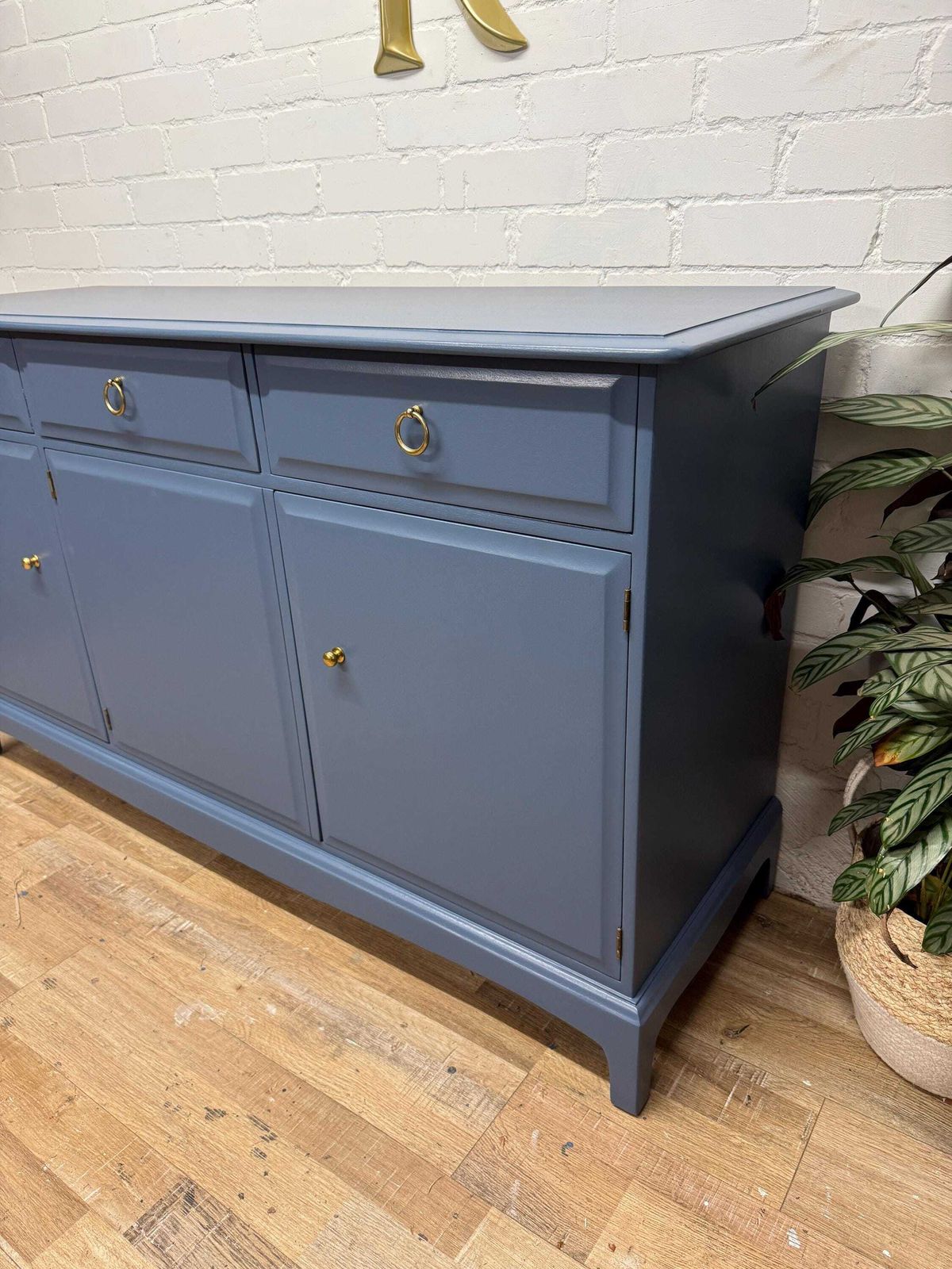 photo vinterior Stag Minstrel Sideboard / Painted To Order In Benjamin Moore “Evening Dove”