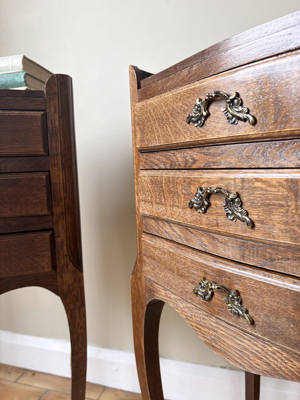 photo vinterior Pair Of Elegant French Oak Bedside Tables