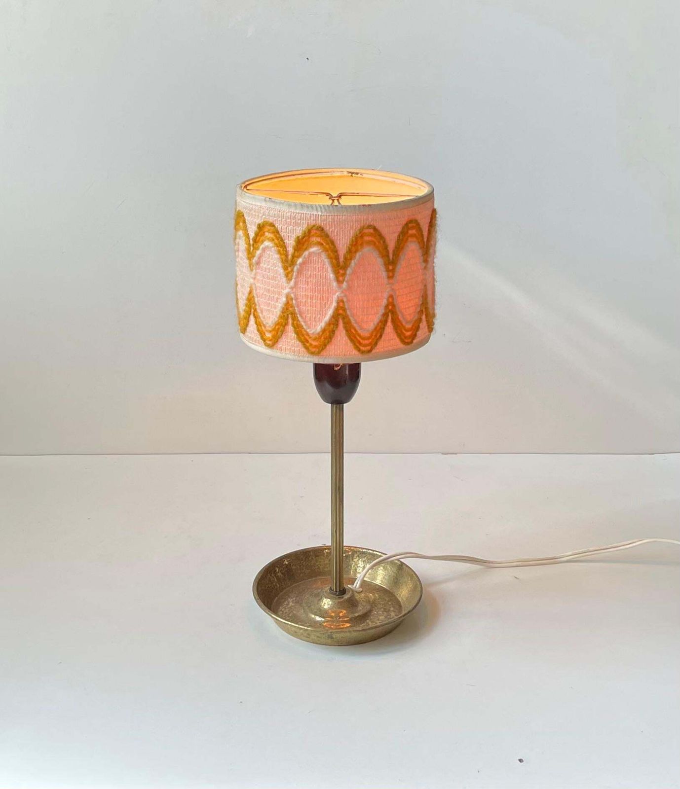 photo furniture Vintage Hippie Table Lamp With Ashtray Brass Base & Wool Shade, 1970s