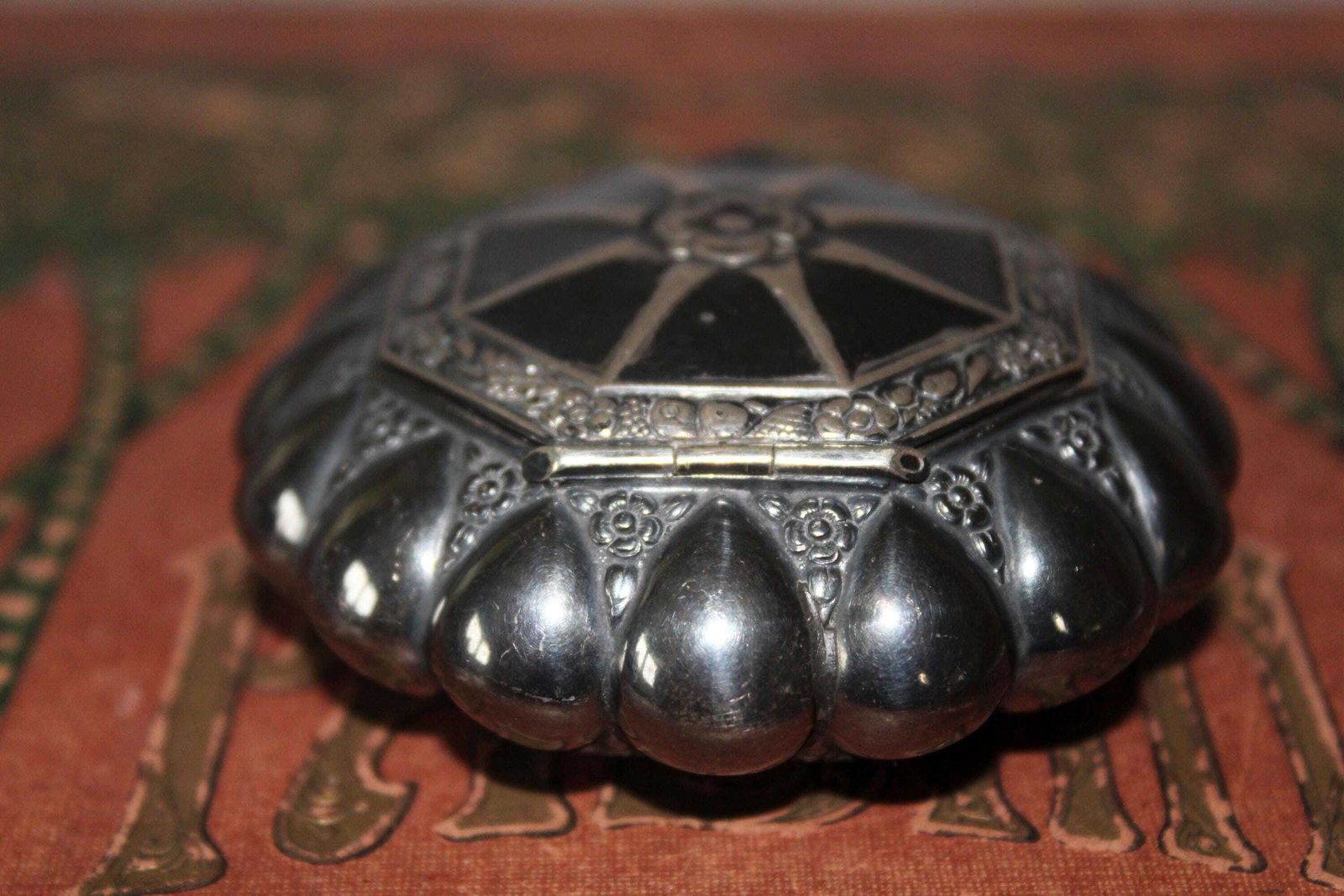 photo for sale Antiek Art Nouveau Doosje Van Alpacca Zilver, Verguld Binnenwerk, Sieradendoosje, Tabaksdoosje, Snuifdoosje, Repoussé Decoratie, Scharnierend Deksel, Bloemendecoratie