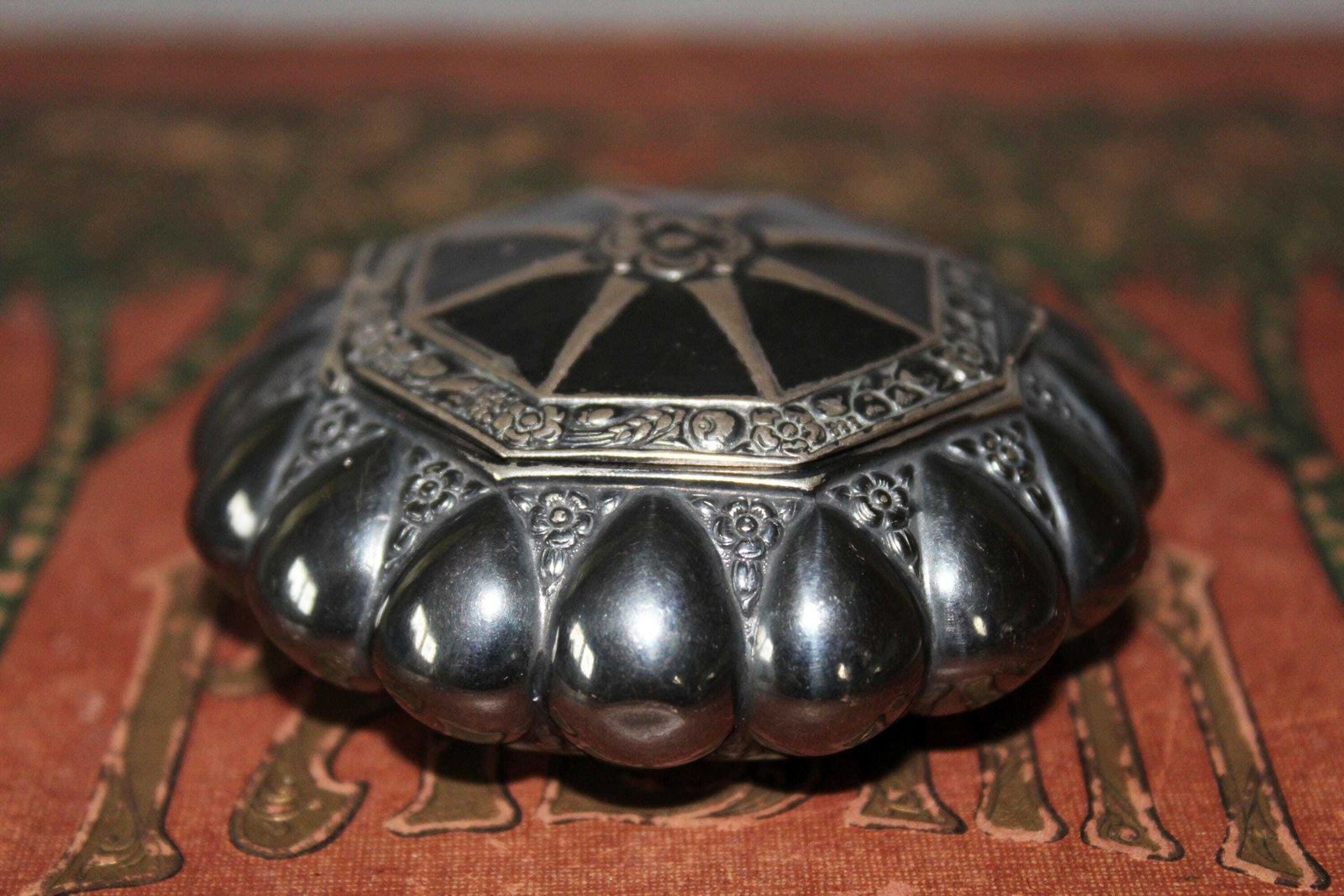 Woonaccessoires Antiek Art Nouveau Doosje Van Alpacca Zilver, Verguld Binnenwerk, Sieradendoosje, Tabaksdoosje, Snuifdoosje, Repoussé Decoratie, Scharnierend Deksel, Bloemendecoratie photo