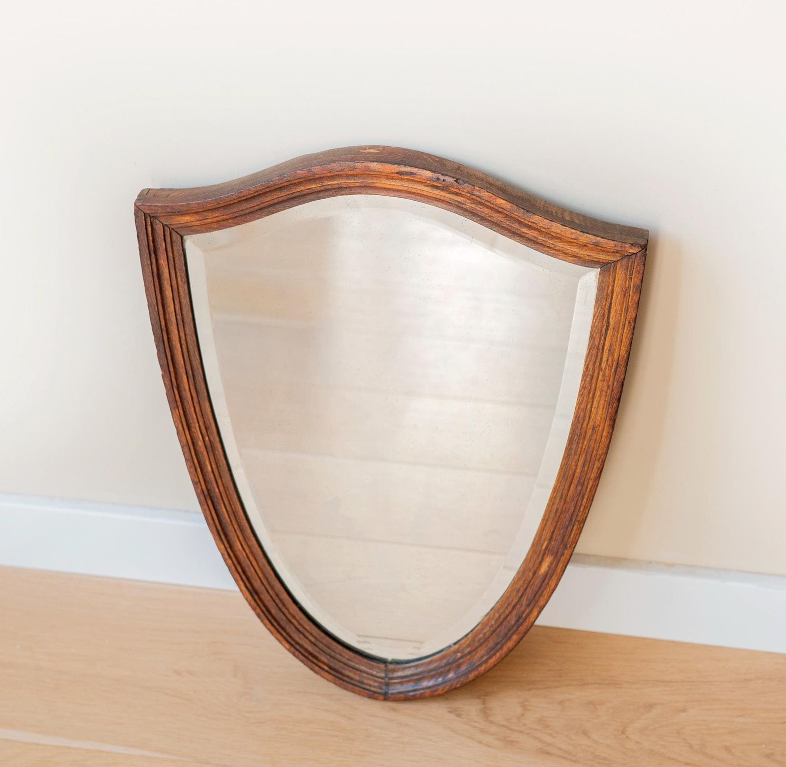 Antieke Schildvormige Spiegel | Massief Eikenhouten Lijst | Geslepen Glas | Rustieke Engelse Wanddecoratie photo Woonaccessoires