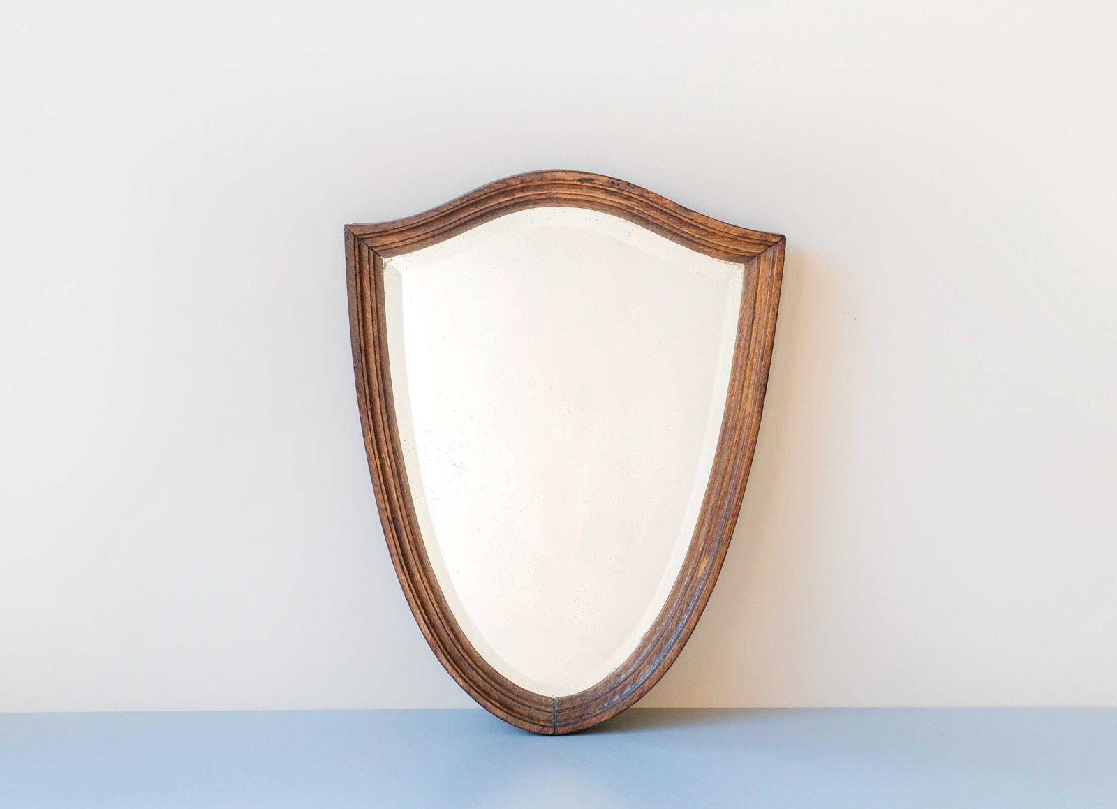 photo furniture Antieke Schildvormige Spiegel | Massief Eikenhouten Lijst | Geslepen Glas | Rustieke Engelse Wanddecoratie