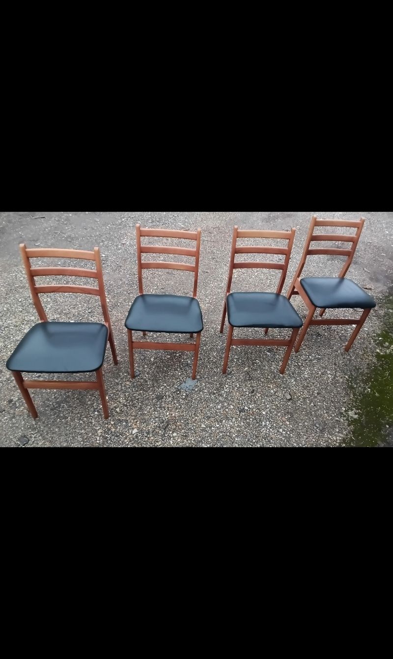 Vintage Teak Extending Dining Table With A Set Of 4 Chairs. photo 395.0