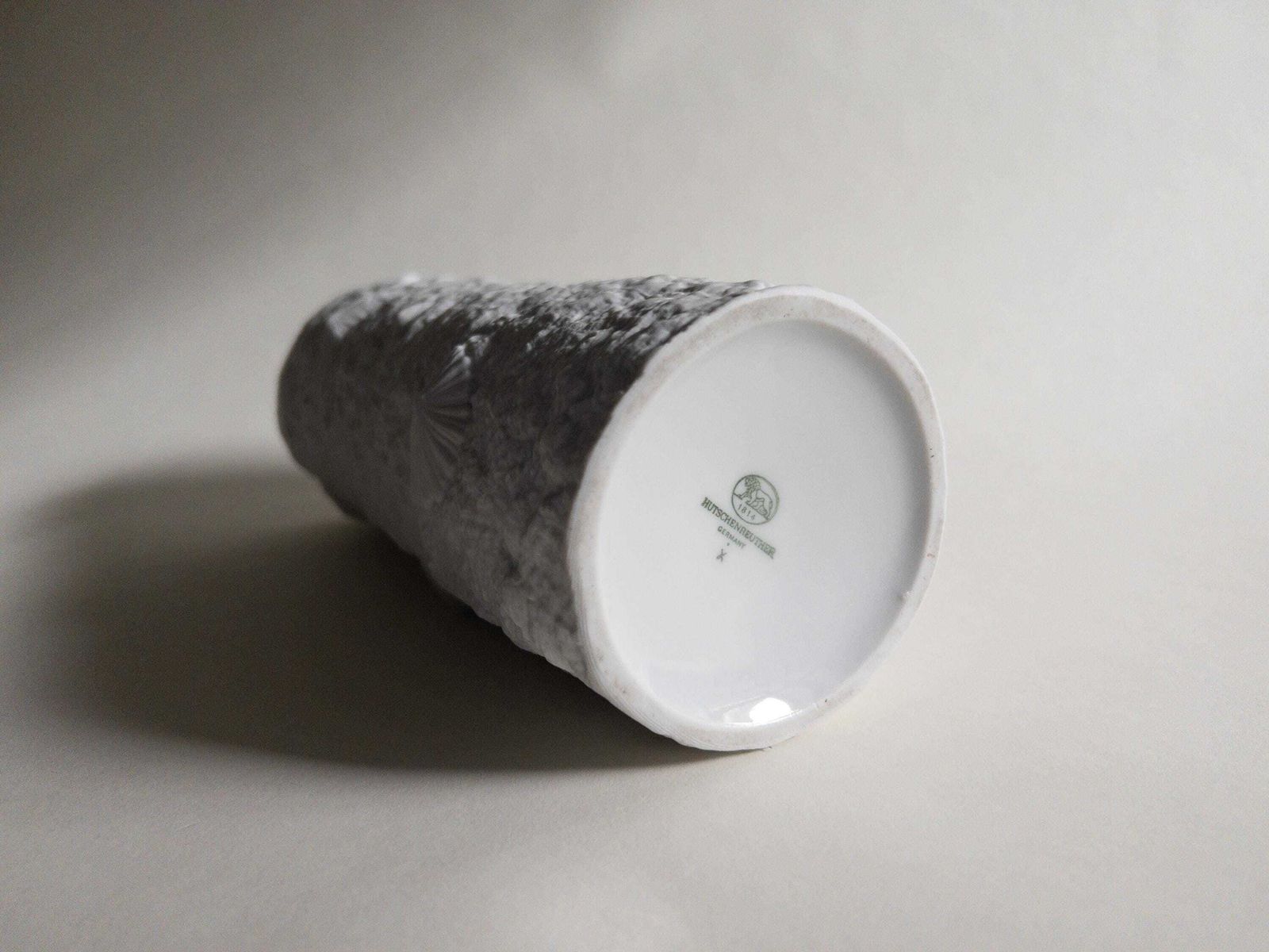 photo vinterior Hutschenreuther White Porcelain Bisque Op Art Vase With Beach Limpet Shells