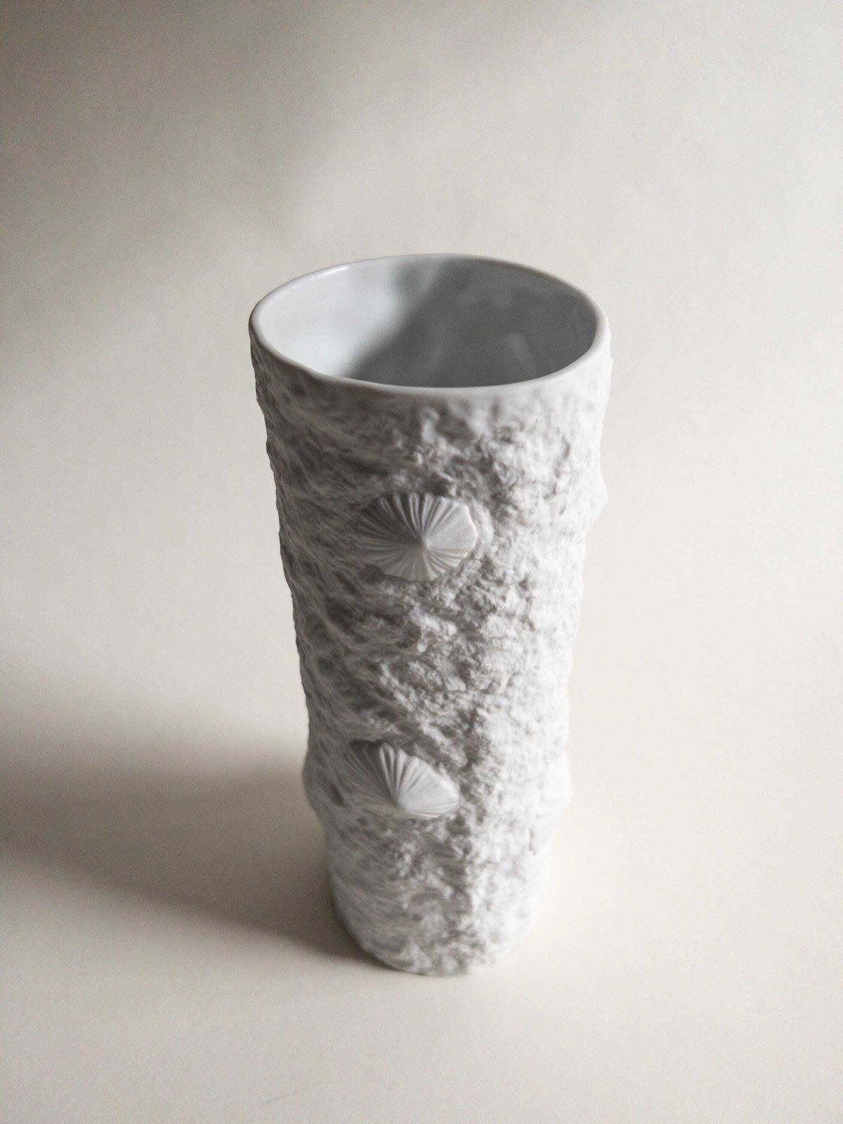 photo vintage Hutschenreuther White Porcelain Bisque Op Art Vase With Beach Limpet Shells