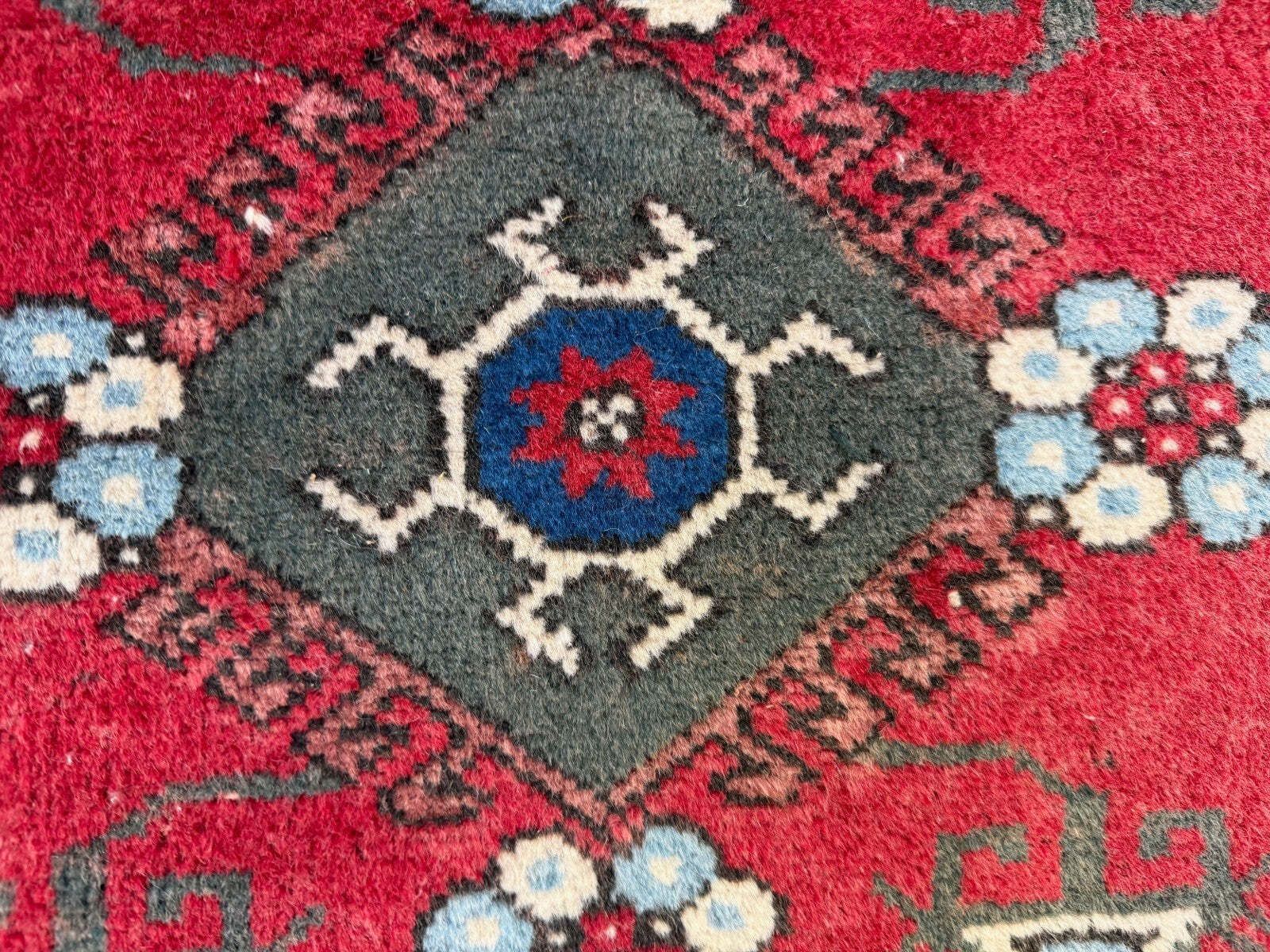 photo furniture Turkish Tribal Rug Natural Dyes 200x120 Cm Vintage Turkish Carpet 2521