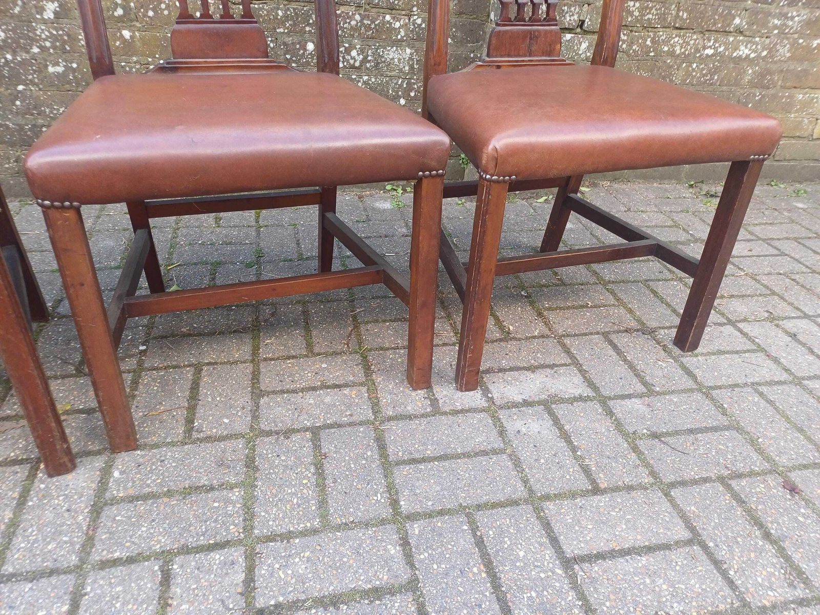 photo vinterior Set Of Four Vintage 1920s Mahogany Dining Chairs With Carved Backs And Brown Vinyl Seats
