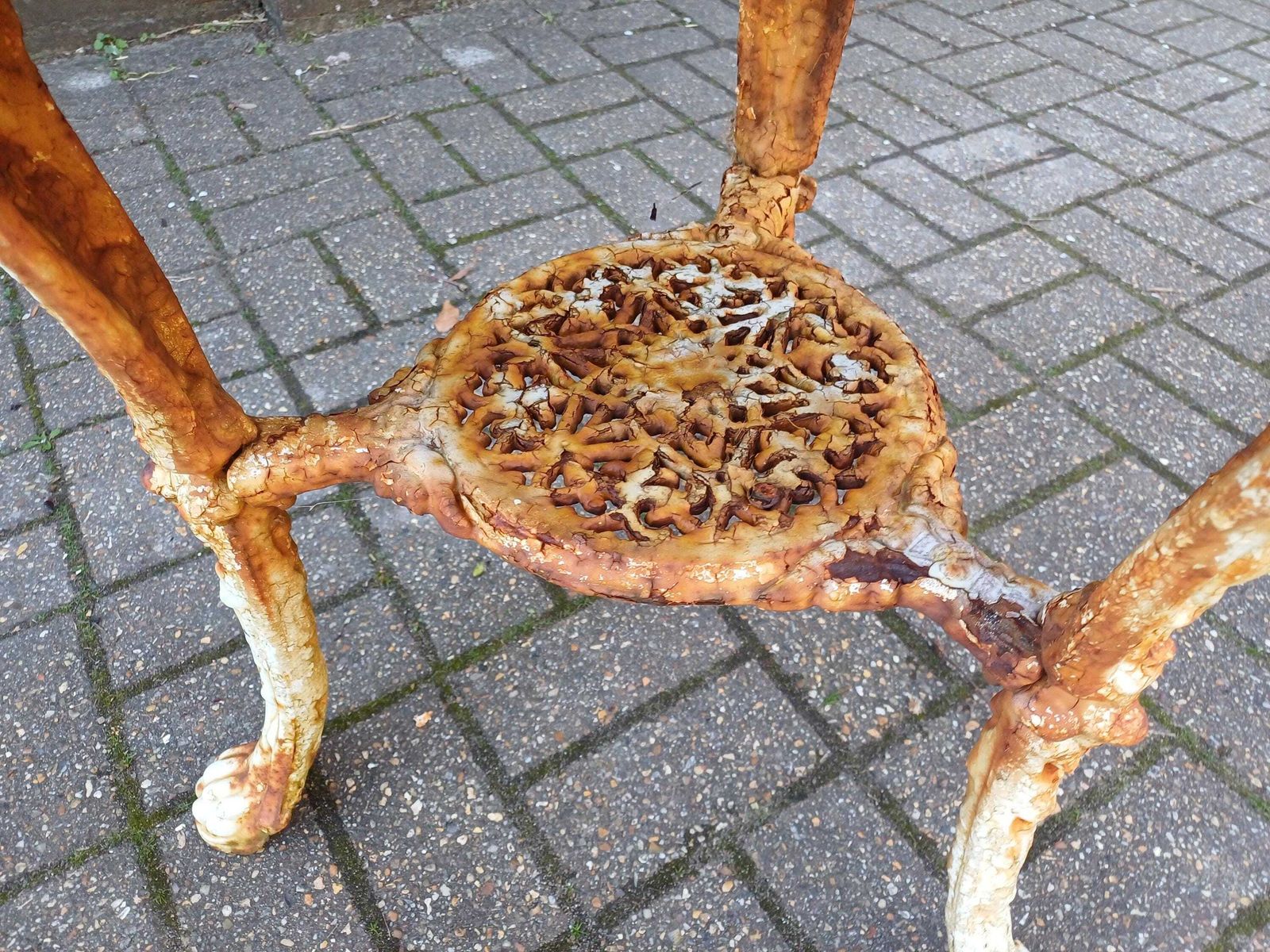 Garden Furniture Victorian Britannia Garden Table Antique Cast Iron Mosaic Top Bird Design Rustic Table Outdoor Furniture Ornate Base photo