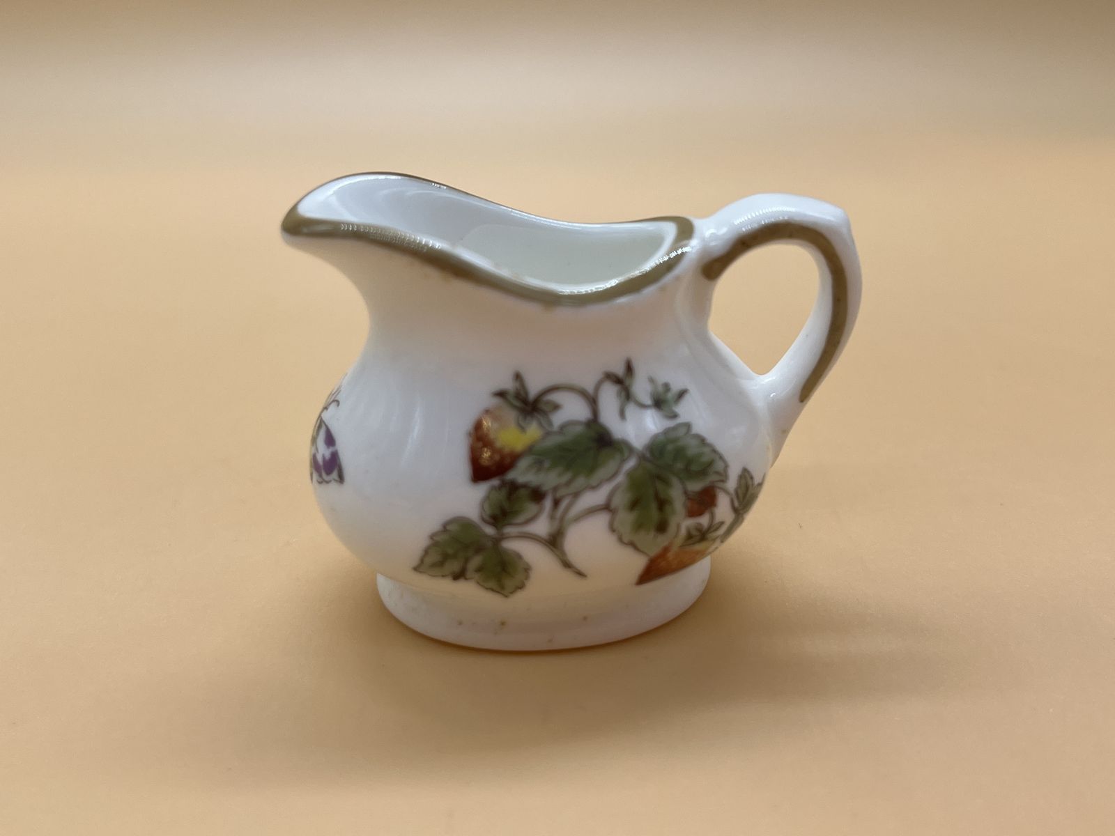Coalport China Strawberry Miniature 8 Piece Display Tea Set. Teapot, Creamer, Sugar & 1 Trio. photo vinterior