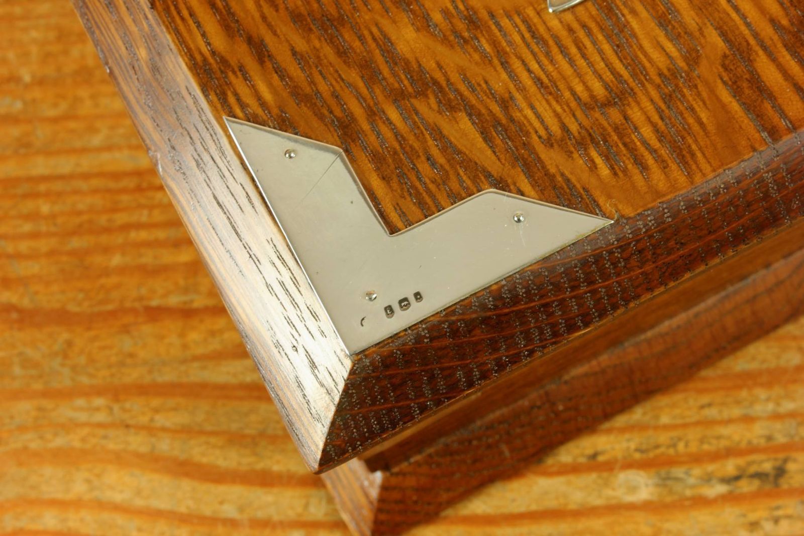 photo vinterior Antique English Oak & Silver Box. Wooden Humidor Cigar Box. 1920.