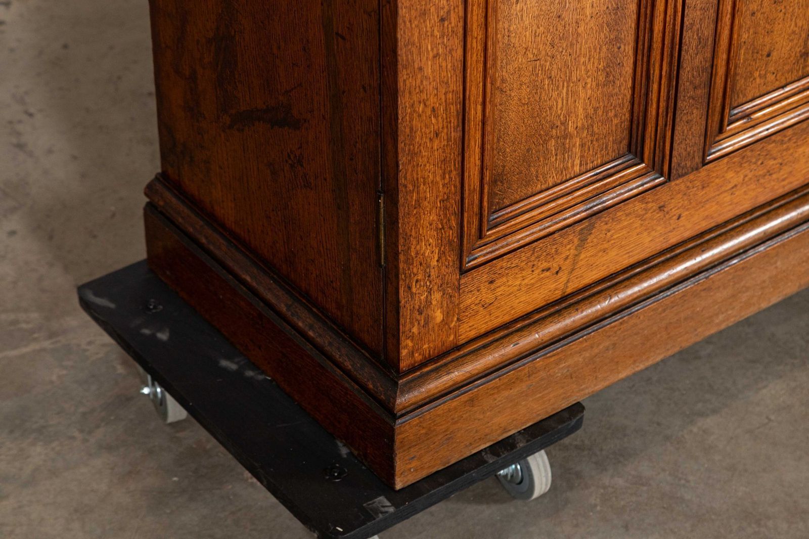 photo vintage Large 19thc English Oak Glazed Bookcase Cabinet