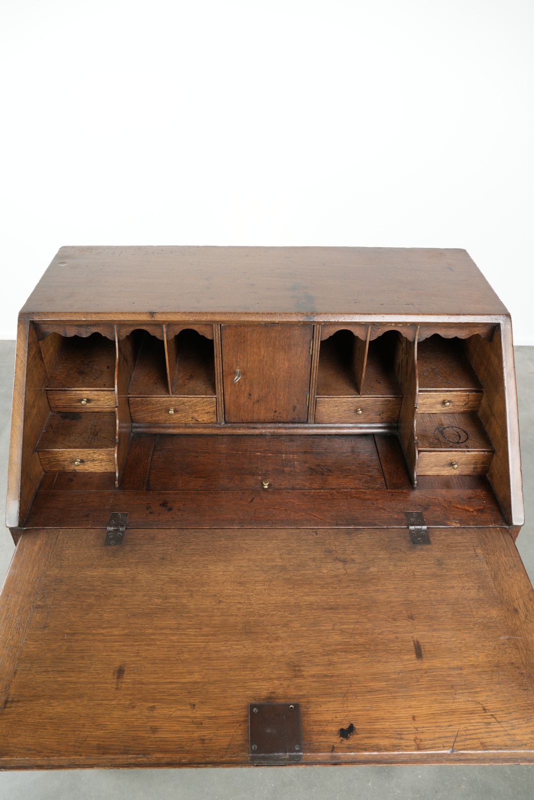 photo furniture Subtiel Antiek Engels Eiken Secretaire Uit De 18e Eeuw Met Een Fraai Getrapt Interieur.