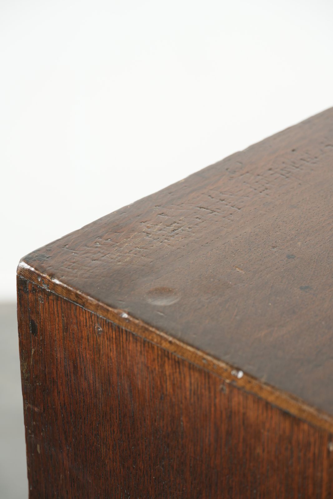 photo vintage Subtiel Antiek Engels Eiken Secretaire Uit De 18e Eeuw Met Een Fraai Getrapt Interieur.