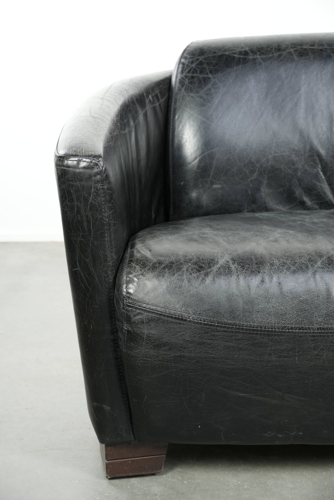 photo furniture Insane And Unique Cow Leather Aviator Design Bench, 2 Seater