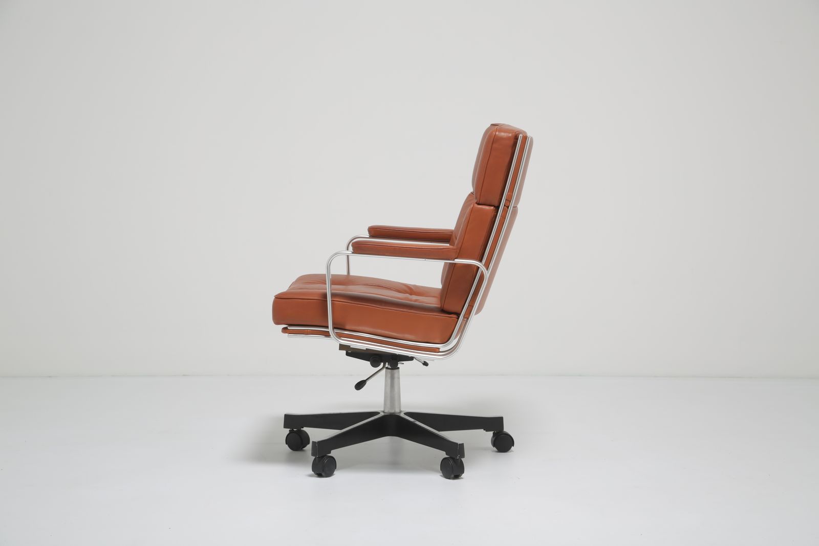 photo vinterior Karl Erik Ekselius Executive Swivel Office Chair: Model ‘Mondo’ In Cognac Tan Leather For Joc, Sweden, 1960s