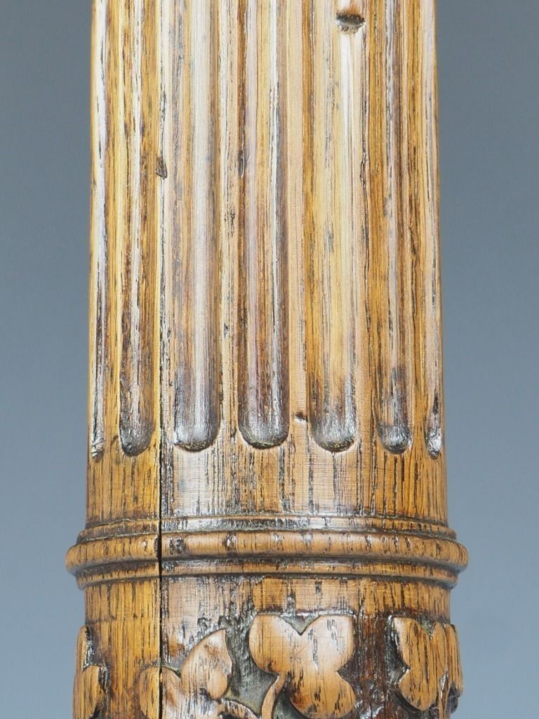 photo vintage Antique Tall Oak Corinthian Table Lamp
