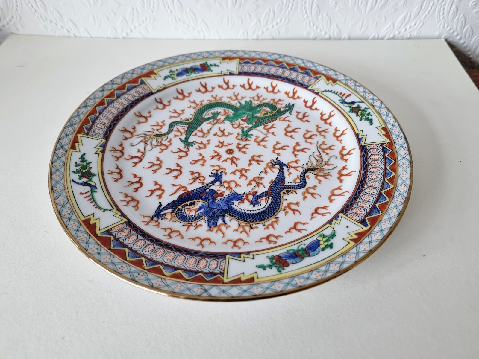 Chinese Porcelain Plate With Dragons, 1980s Oriental Art photo vinterior