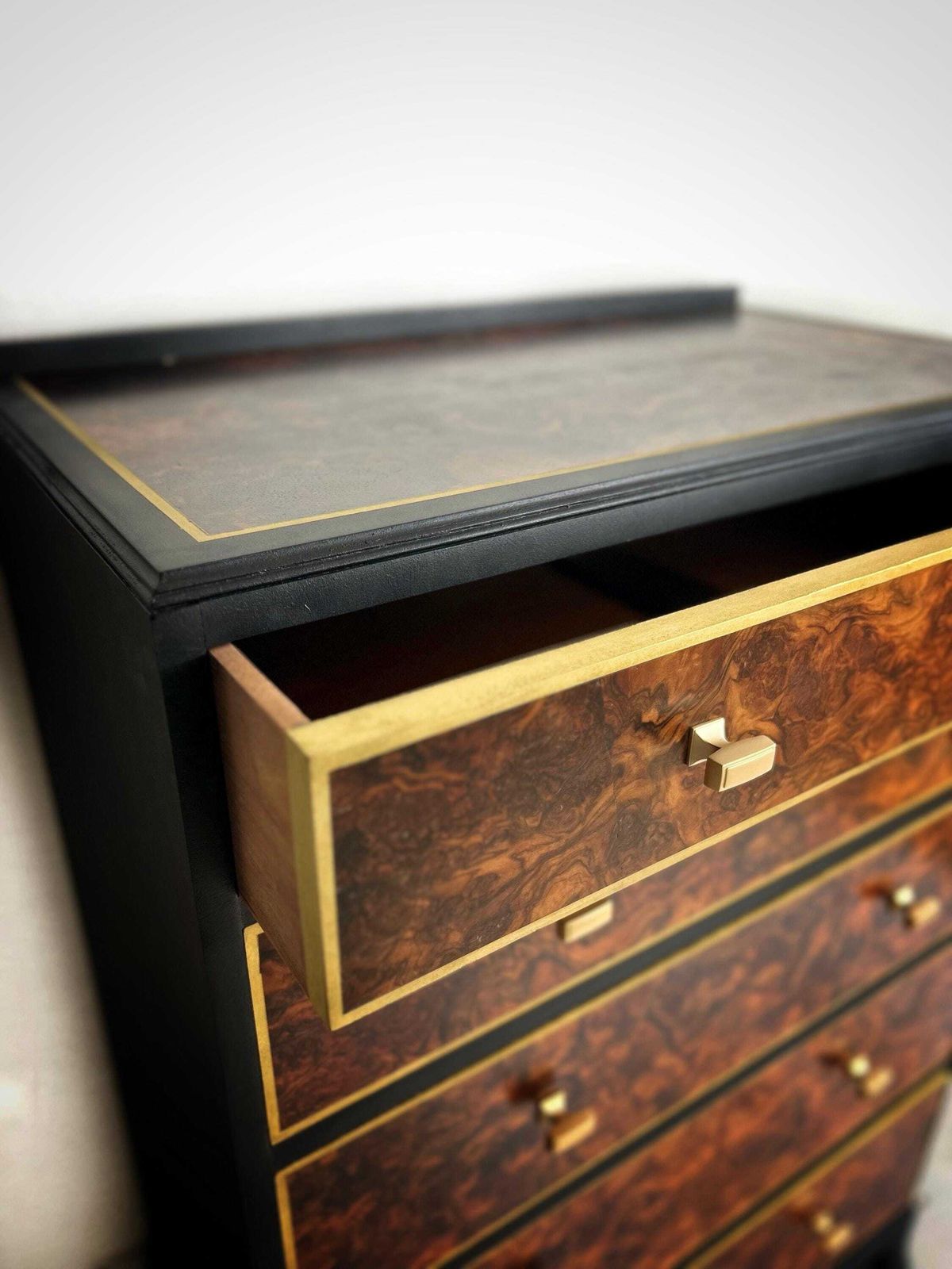 Chest Of 5 Drawers Painted In Black And Gold photo 855.0