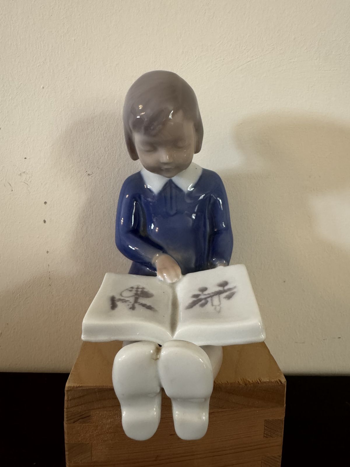 Bing And Grondahl Figurine Of Girl Reading A Book No. 2247