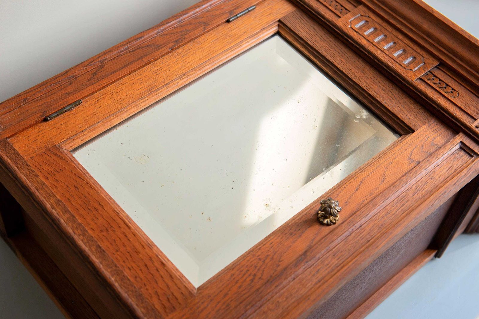 photo vinterior Antique Oak Wall Cabinet With Beveled Mirror – Hand Carved Hanging Medicine Chest – 19th Century.