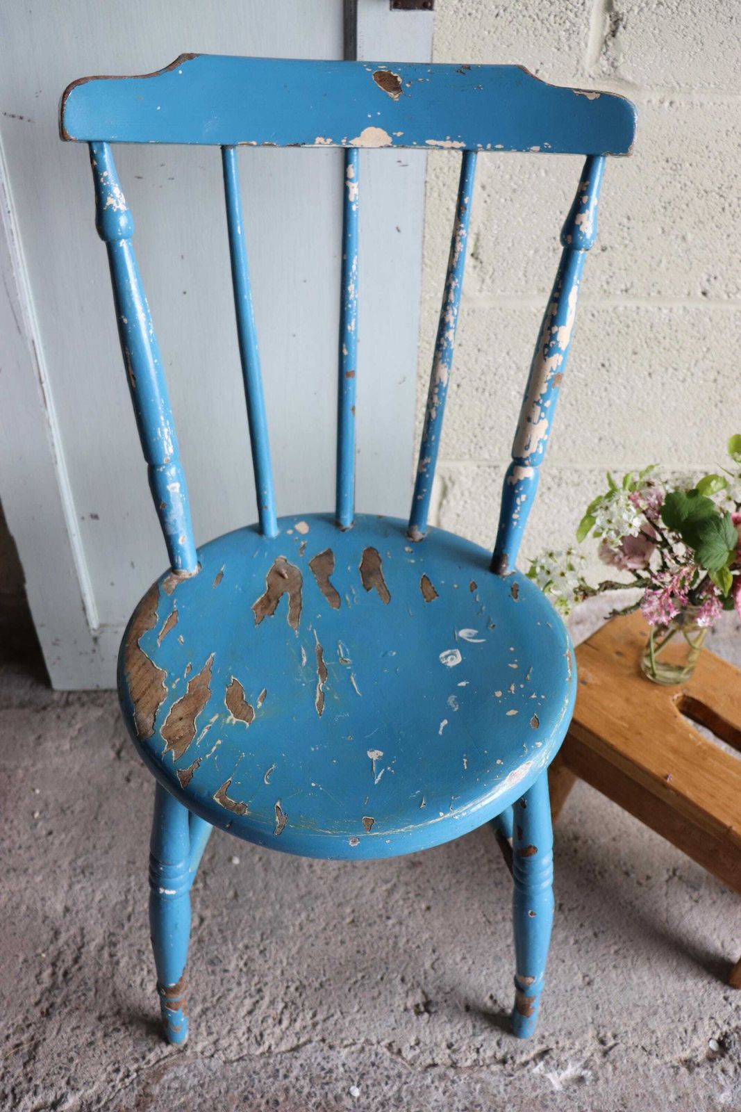photo vinterior Charming Orignal Shabby Blue Painted Spindle Back Farmhouse Penny Chair