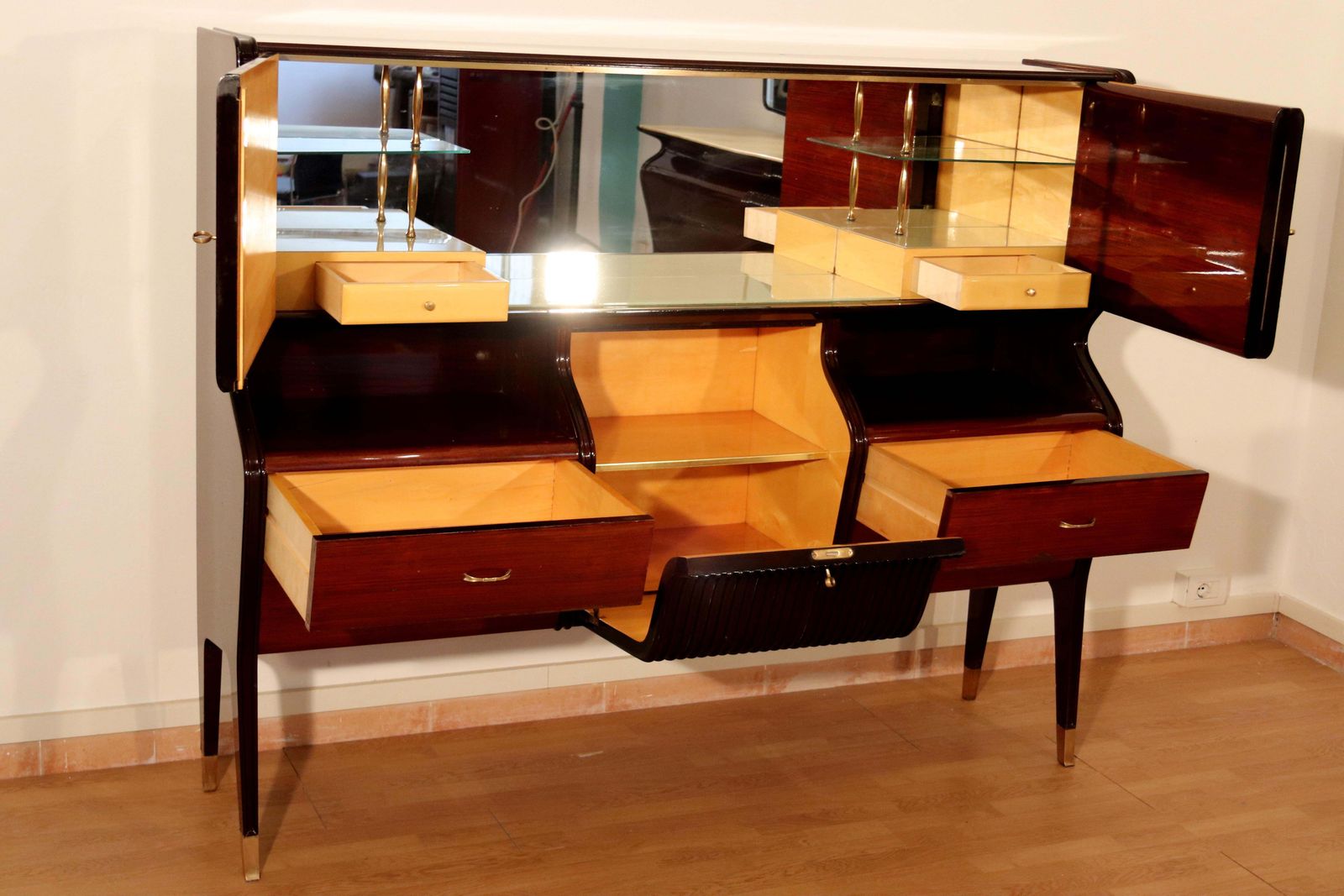 photo vinterior Mid Century Sideboard By Osvaldo Borsani, Mahogany Rosewood Maple, Italy 1950s