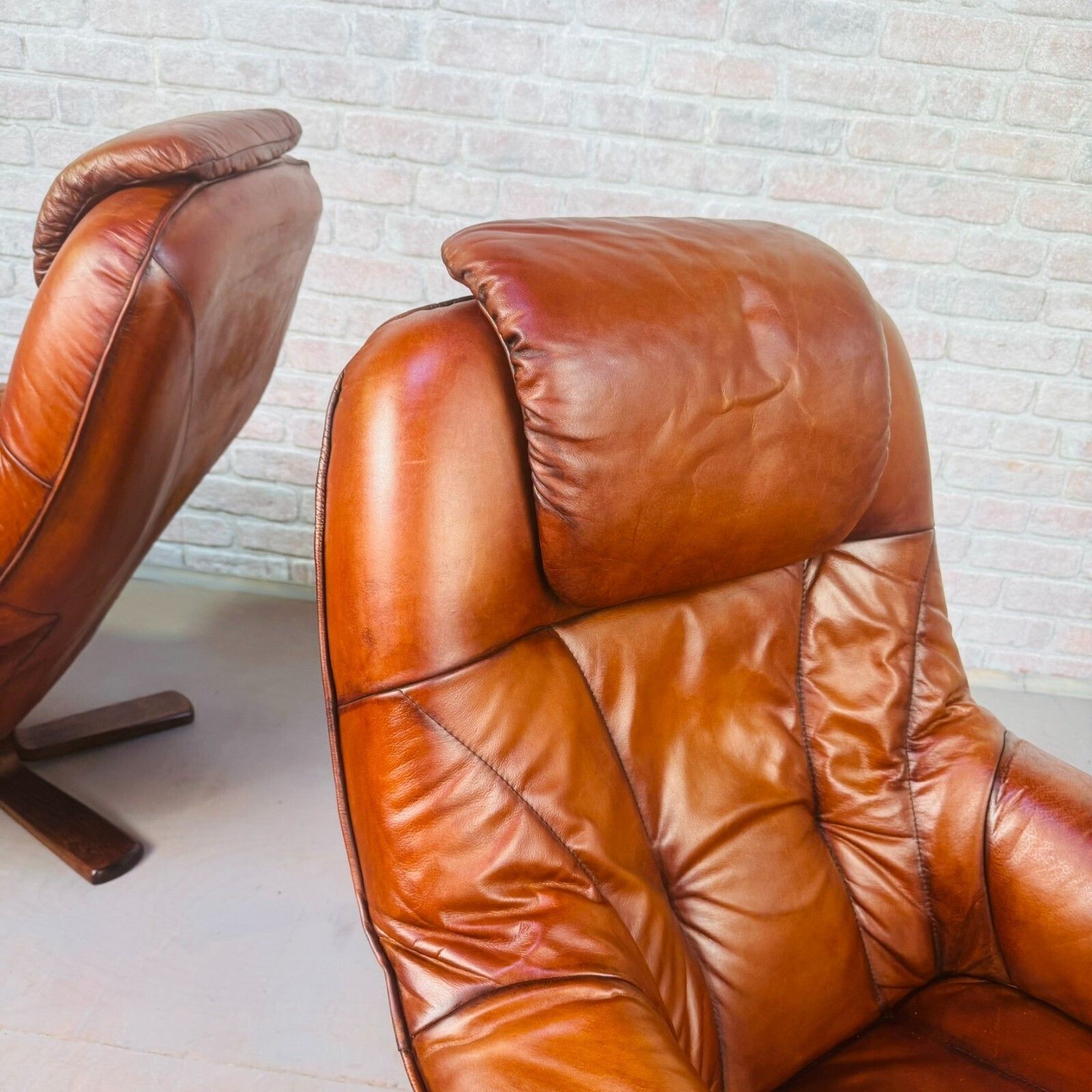 photo vintage Pair Vintage Danish Tan Leather Reclining Swivel Chairs Mid Century Lounge Chair